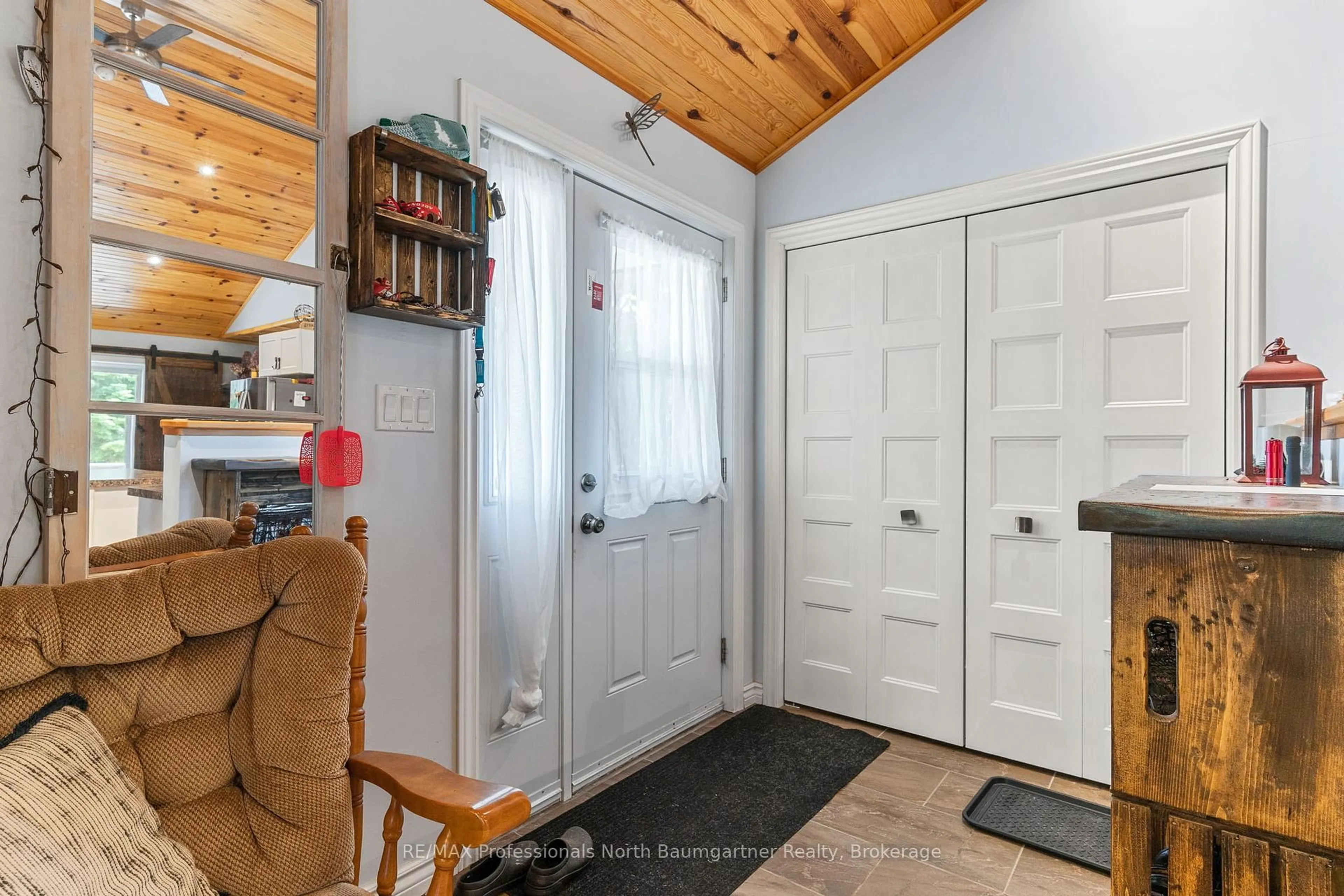 Indoor entryway for 1092 Holmes Rd, Highlands East Ontario K0M 1S0