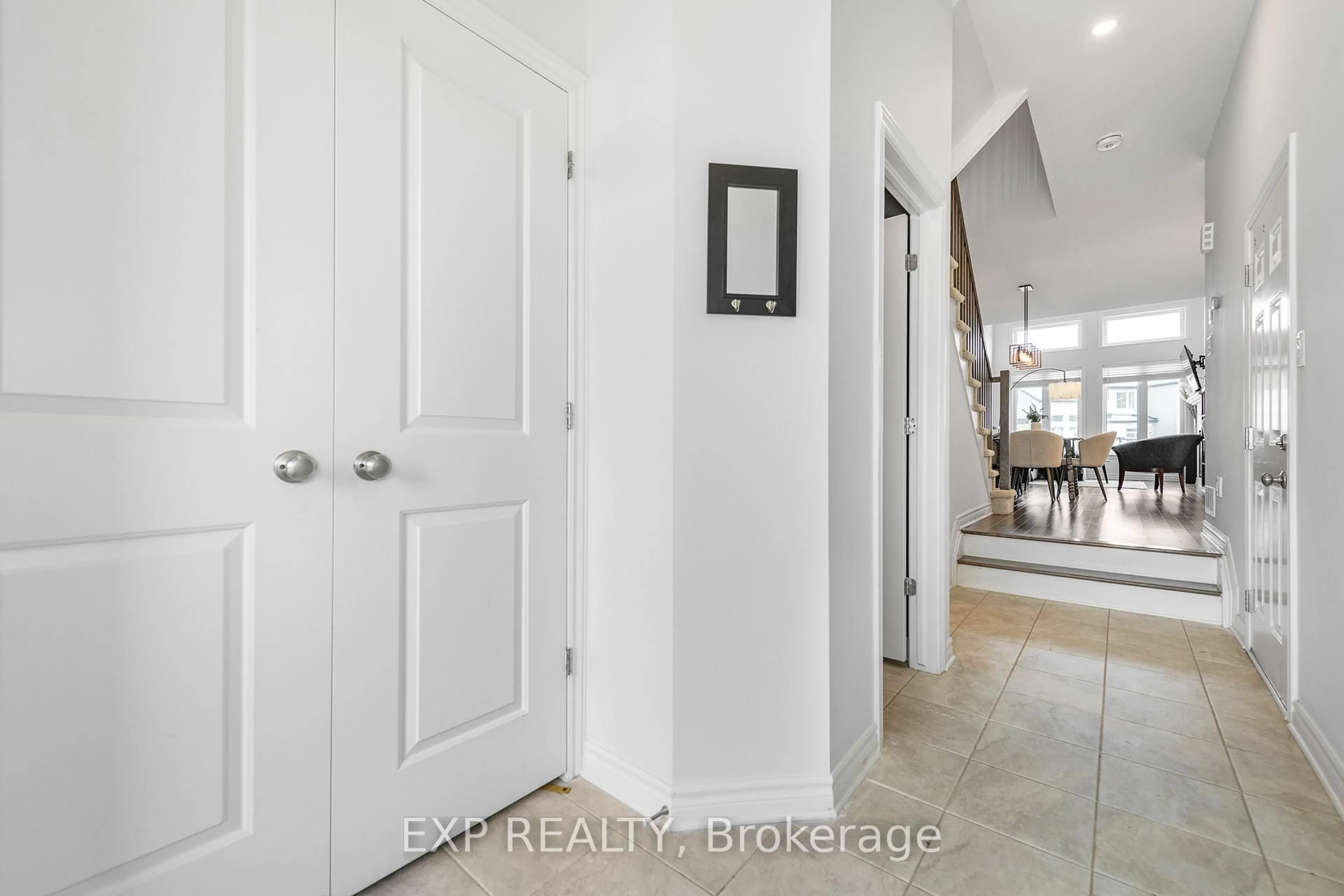 Indoor entryway for 709 Capricorn Circ, Ottawa Ontario K4M 0J5