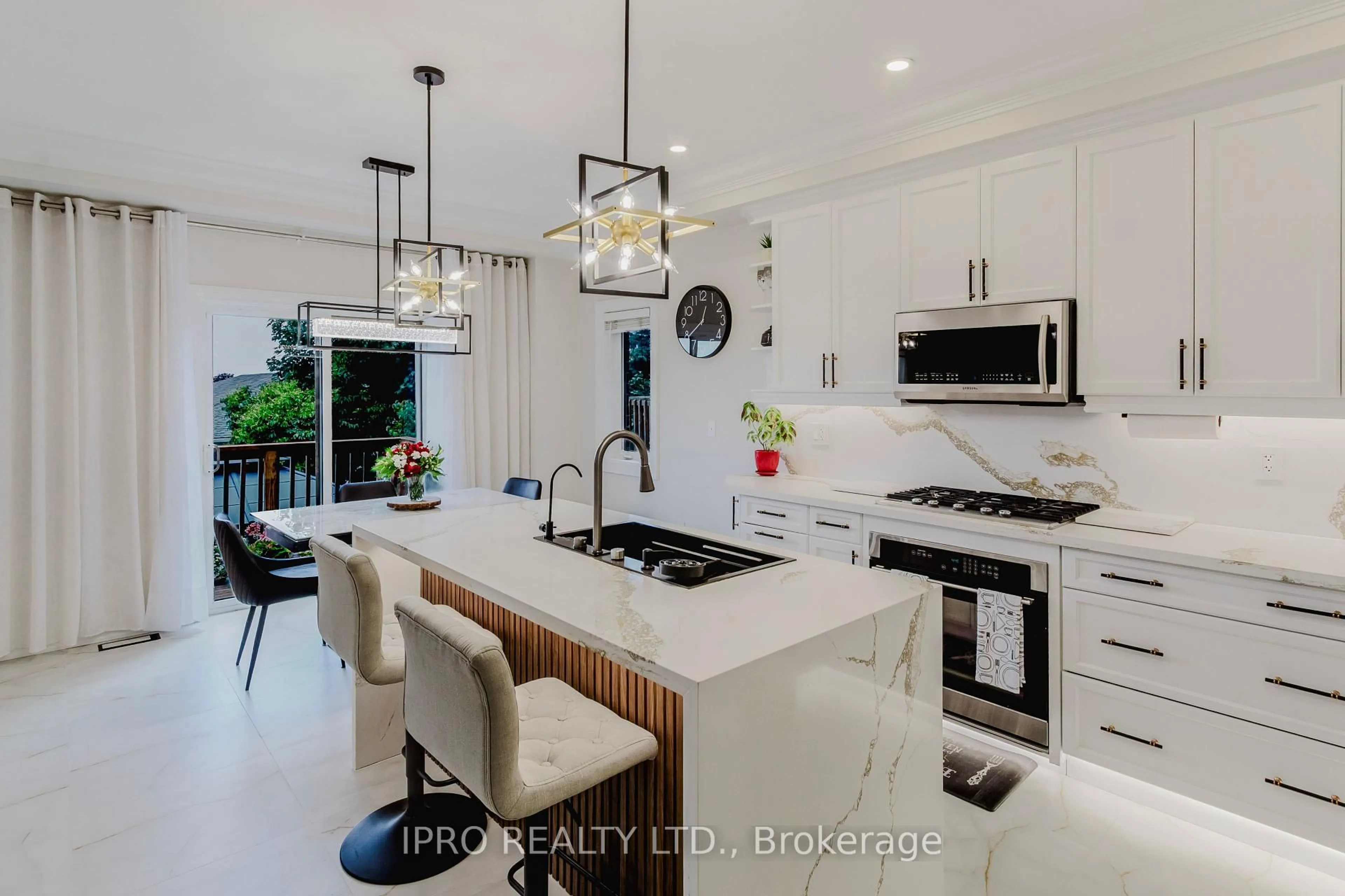 Open concept kitchen, ceramic/tile floor for 12 Bankfield Cres, Hamilton Ontario L8J 0B9