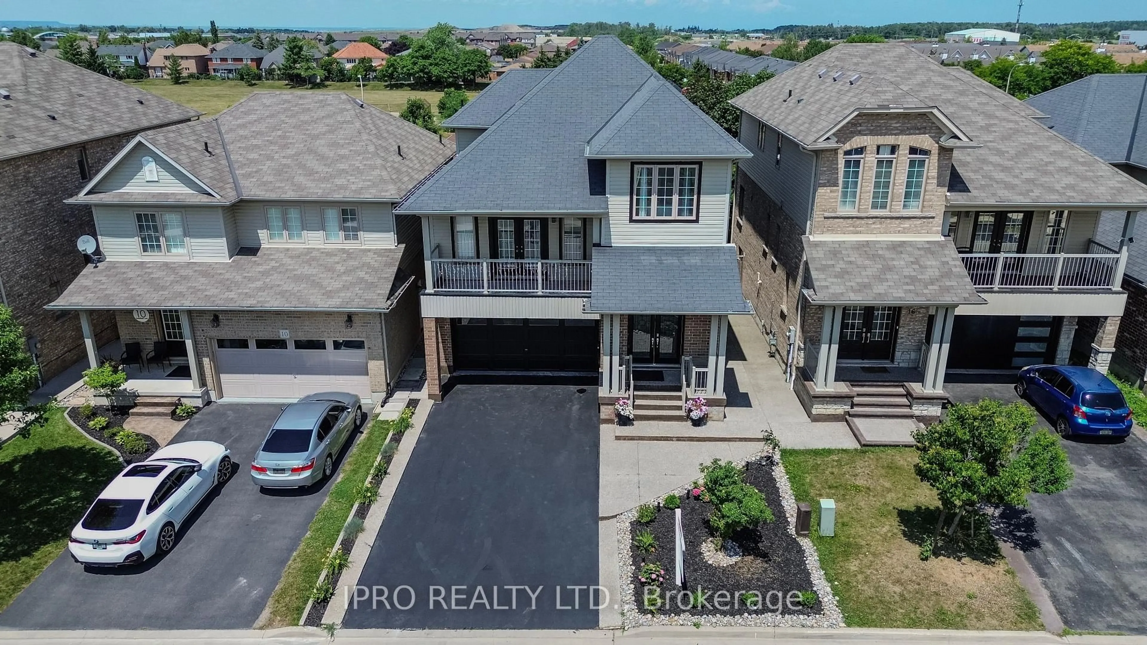 A pic from outside/outdoor area/front of a property/back of a property/a pic from drone, street for 12 Bankfield Cres, Hamilton Ontario L8J 0B9
