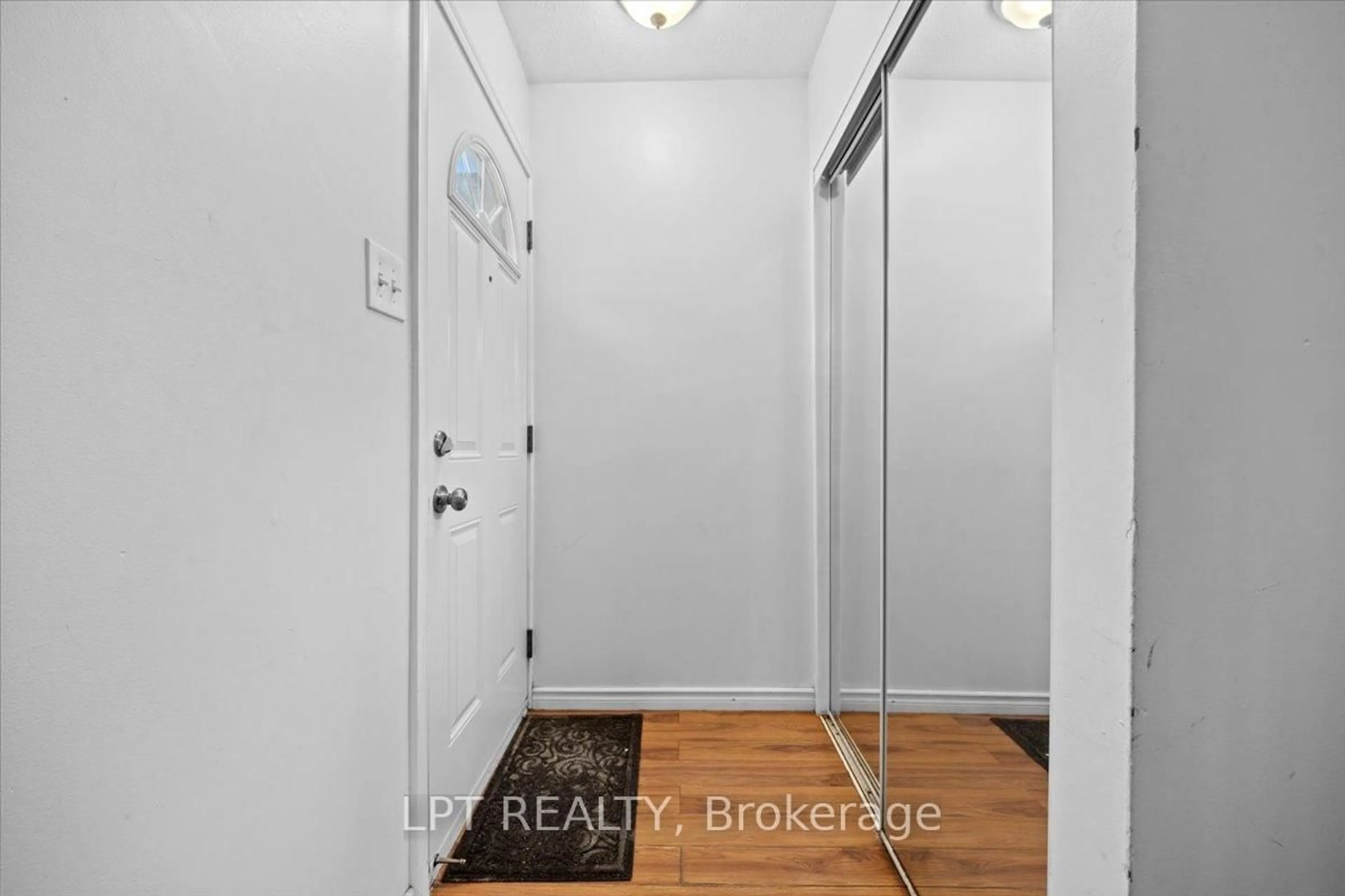 Indoor entryway for 9F Banner Rd #F, Ottawa Ontario K2H 8T3