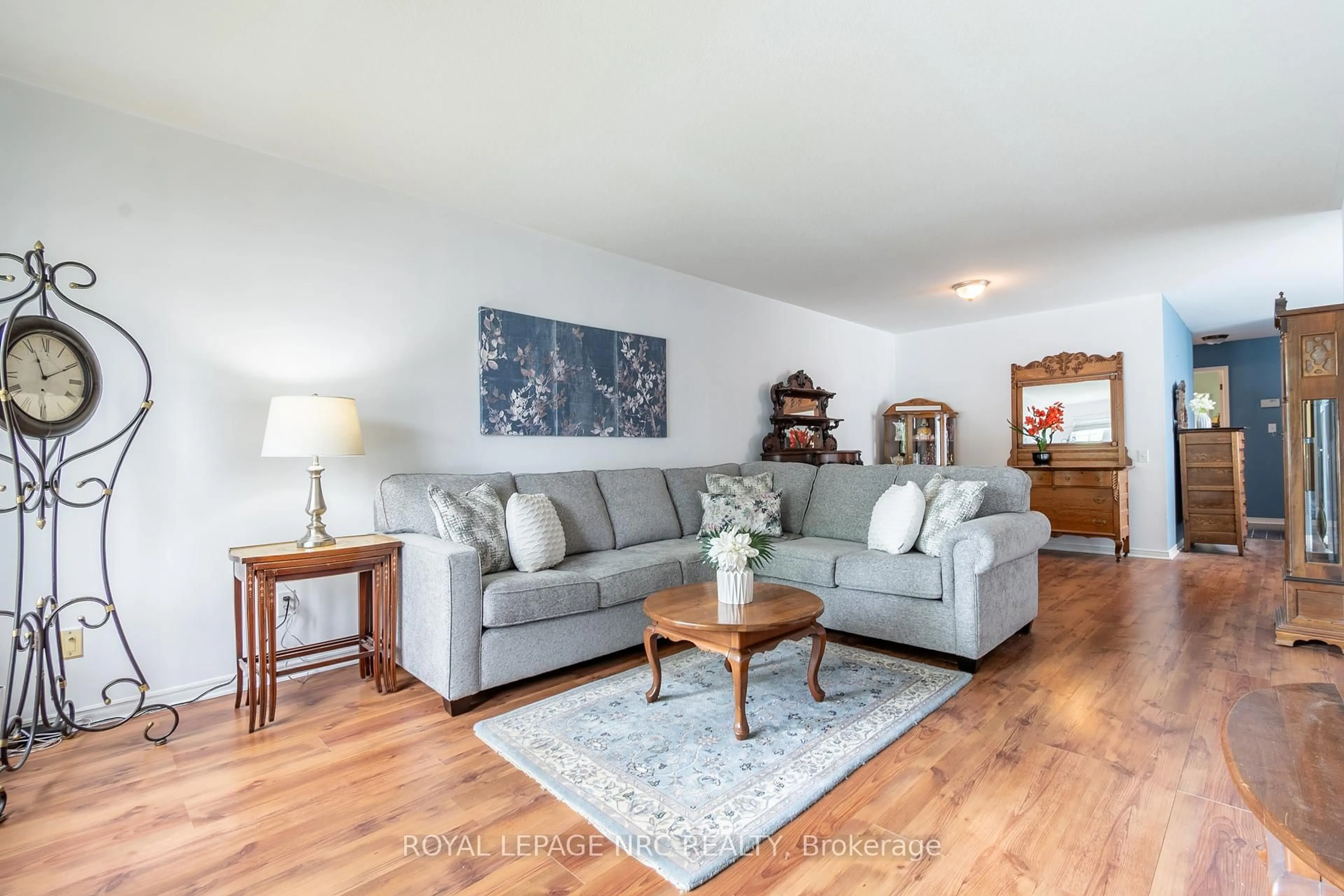Living room with furniture, wood/laminate floor for 7696 Cortina Cres, Niagara Falls Ontario L2H 3V4