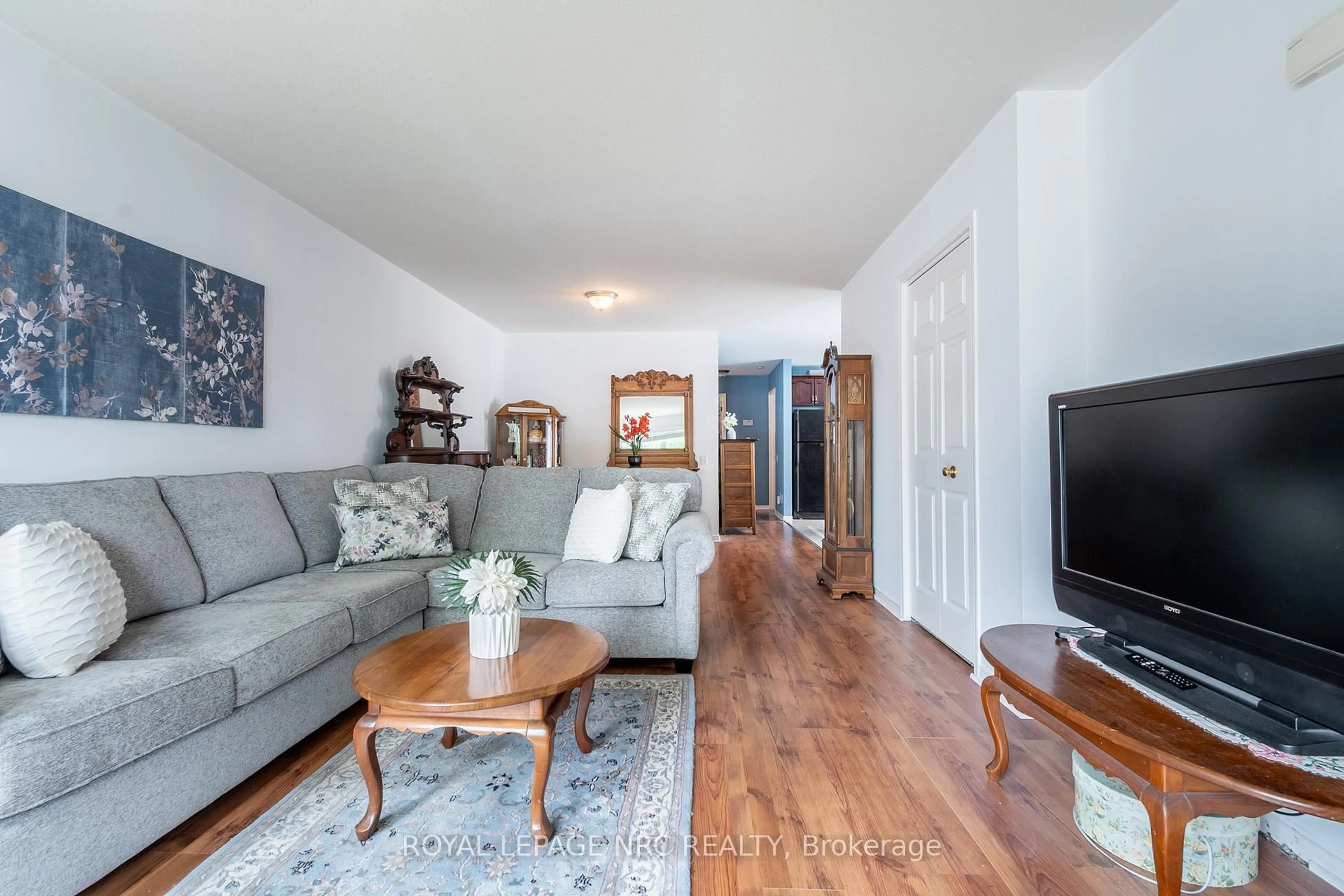 Living room with furniture, wood/laminate floor for 7696 Cortina Cres, Niagara Falls Ontario L2H 3V4
