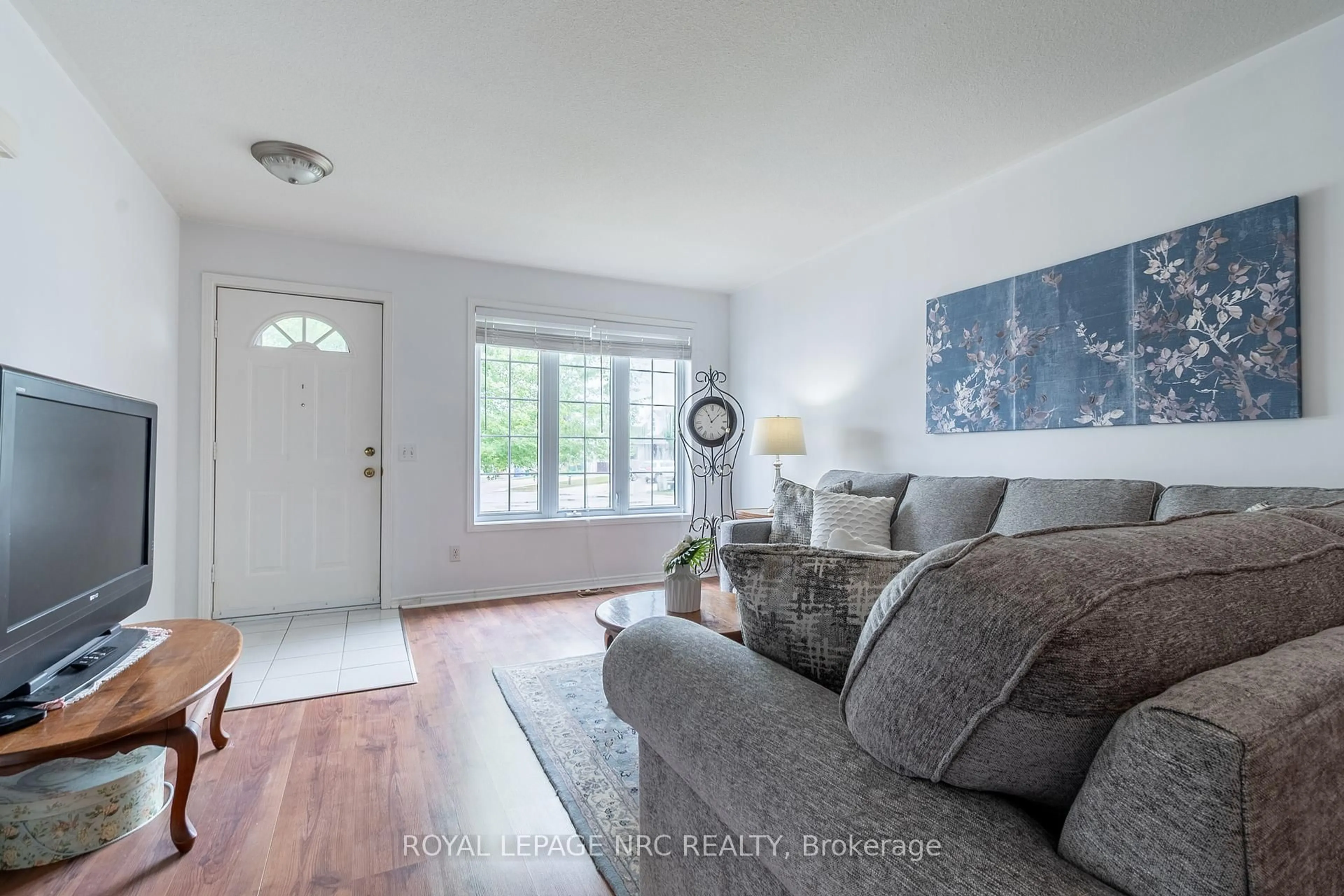 Living room with furniture, unknown for 7696 Cortina Cres, Niagara Falls Ontario L2H 3V4