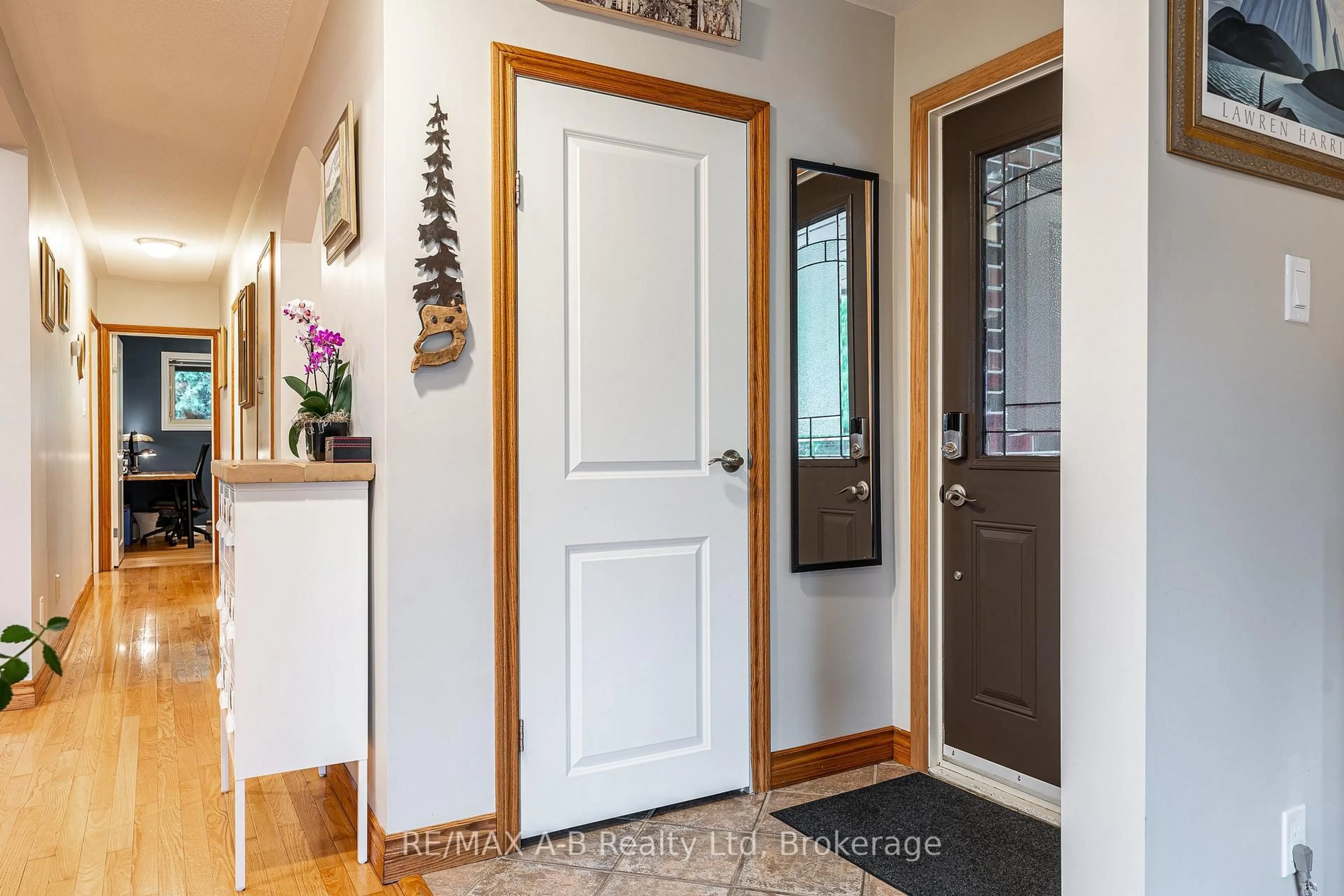 Indoor entryway for 146 John St, Stratford Ontario N5A 2Z1