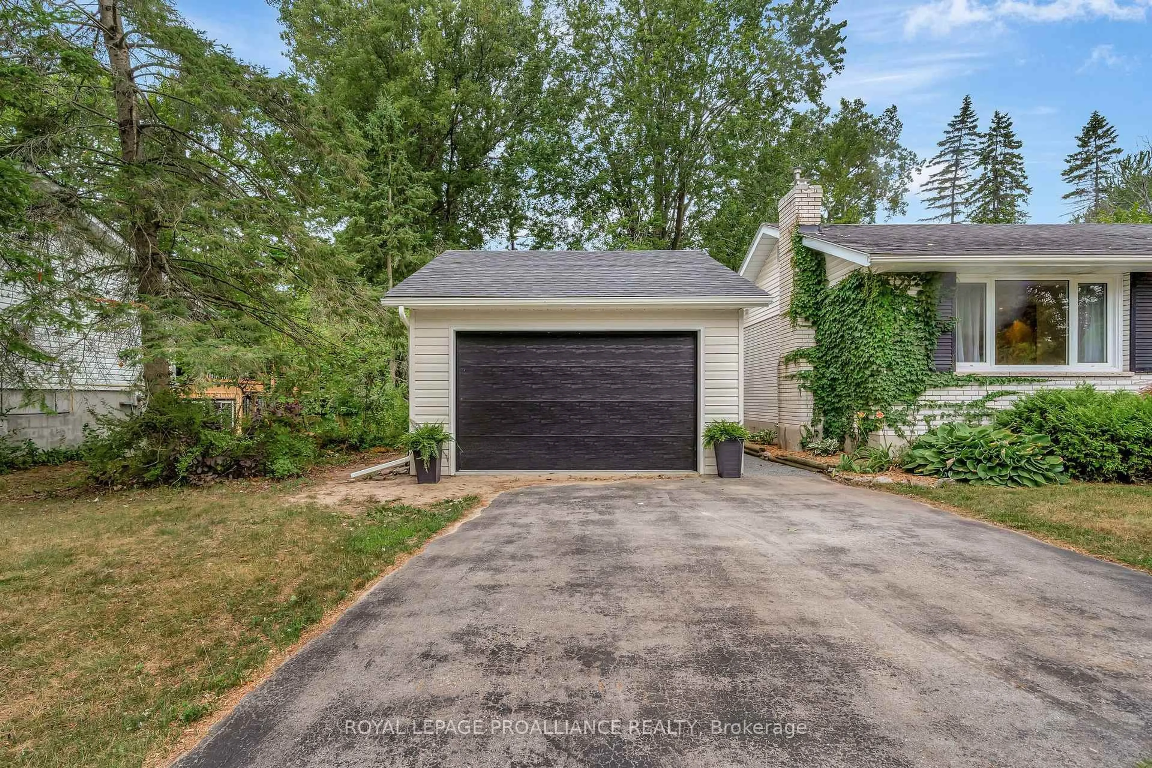 Indoor garage for 17 Princess Dr, Quinte West Ontario K0K 1L0