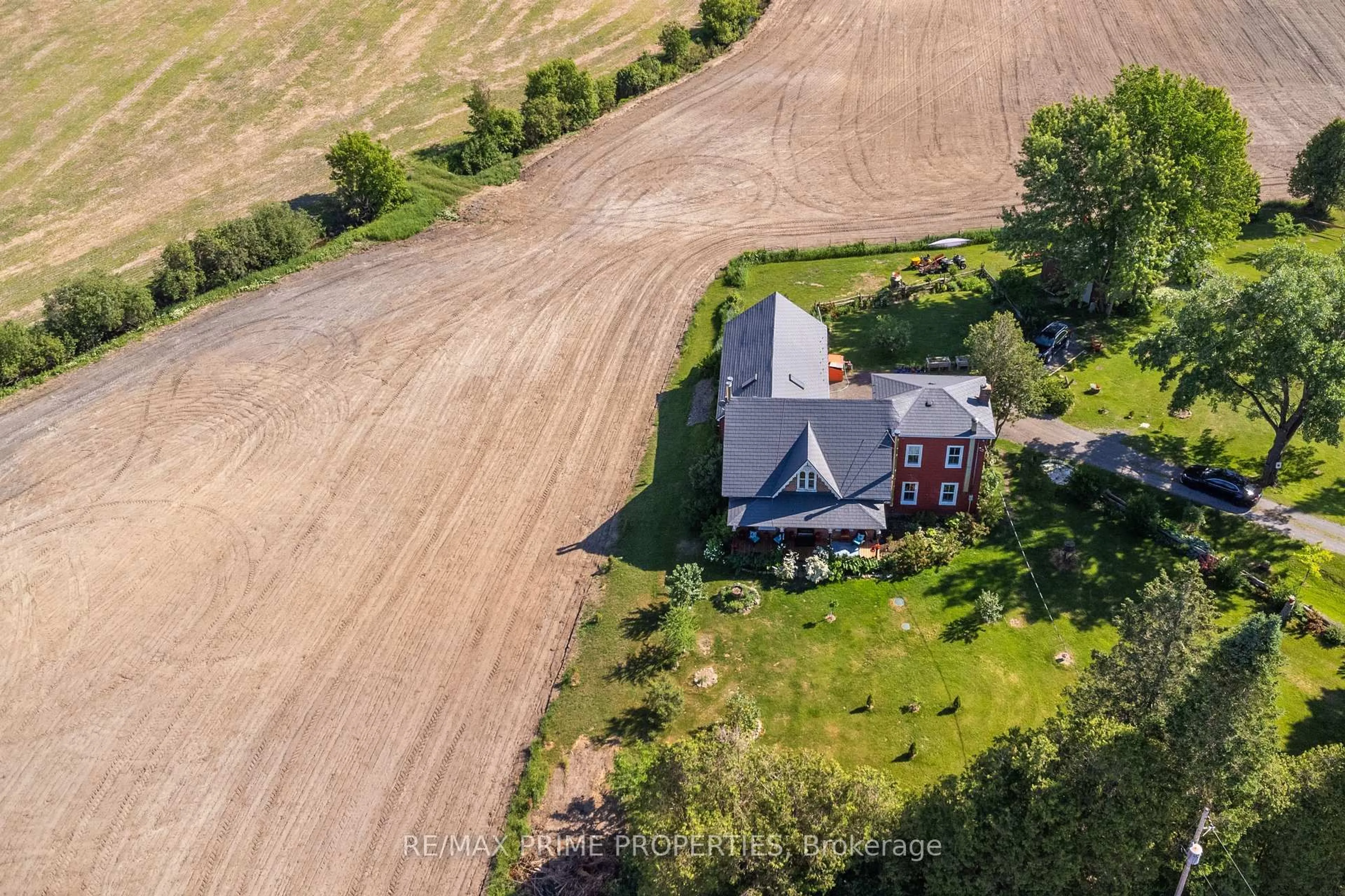 A pic from outside/outdoor area/front of a property/back of a property/a pic from drone, building for 650 CONCESSION 1 Rd, Hawkesbury Ontario K0B 1B0
