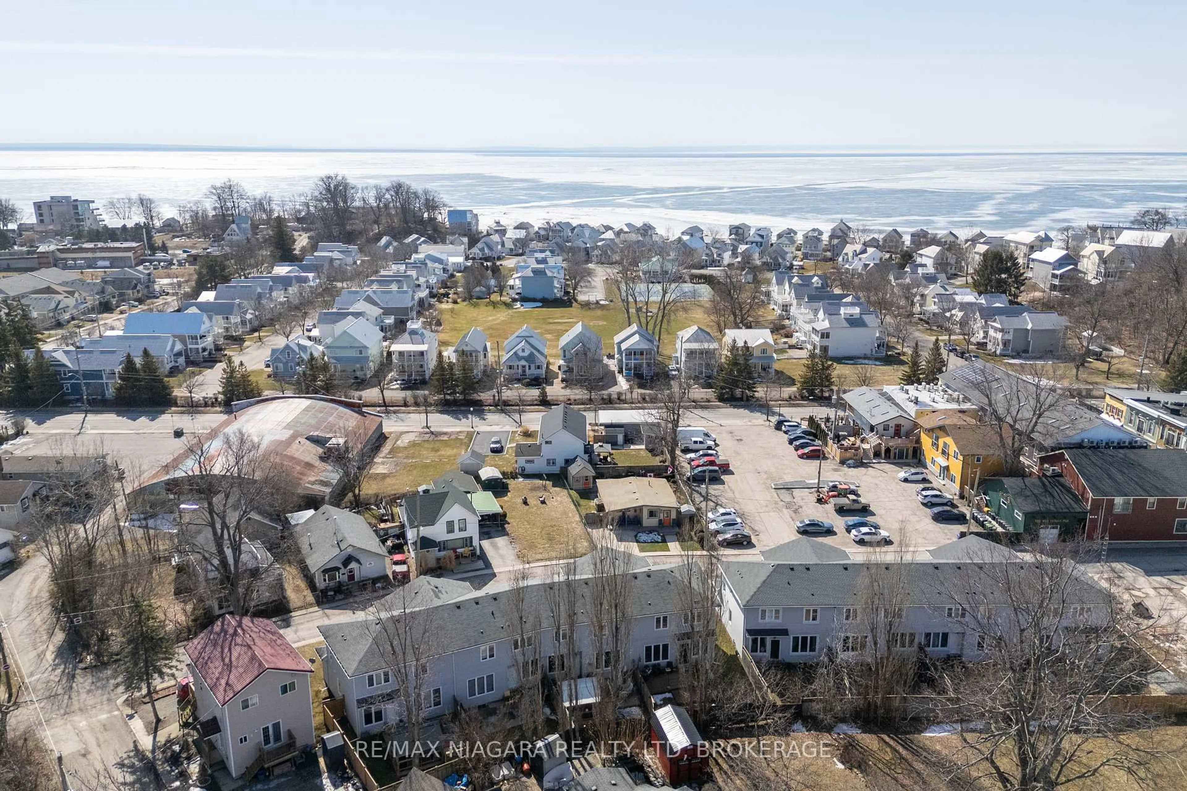 A pic from outside/outdoor area/front of a property/back of a property/a pic from drone, unknown for 203 Cambridge Rd, Fort Erie Ontario L0S 1B0