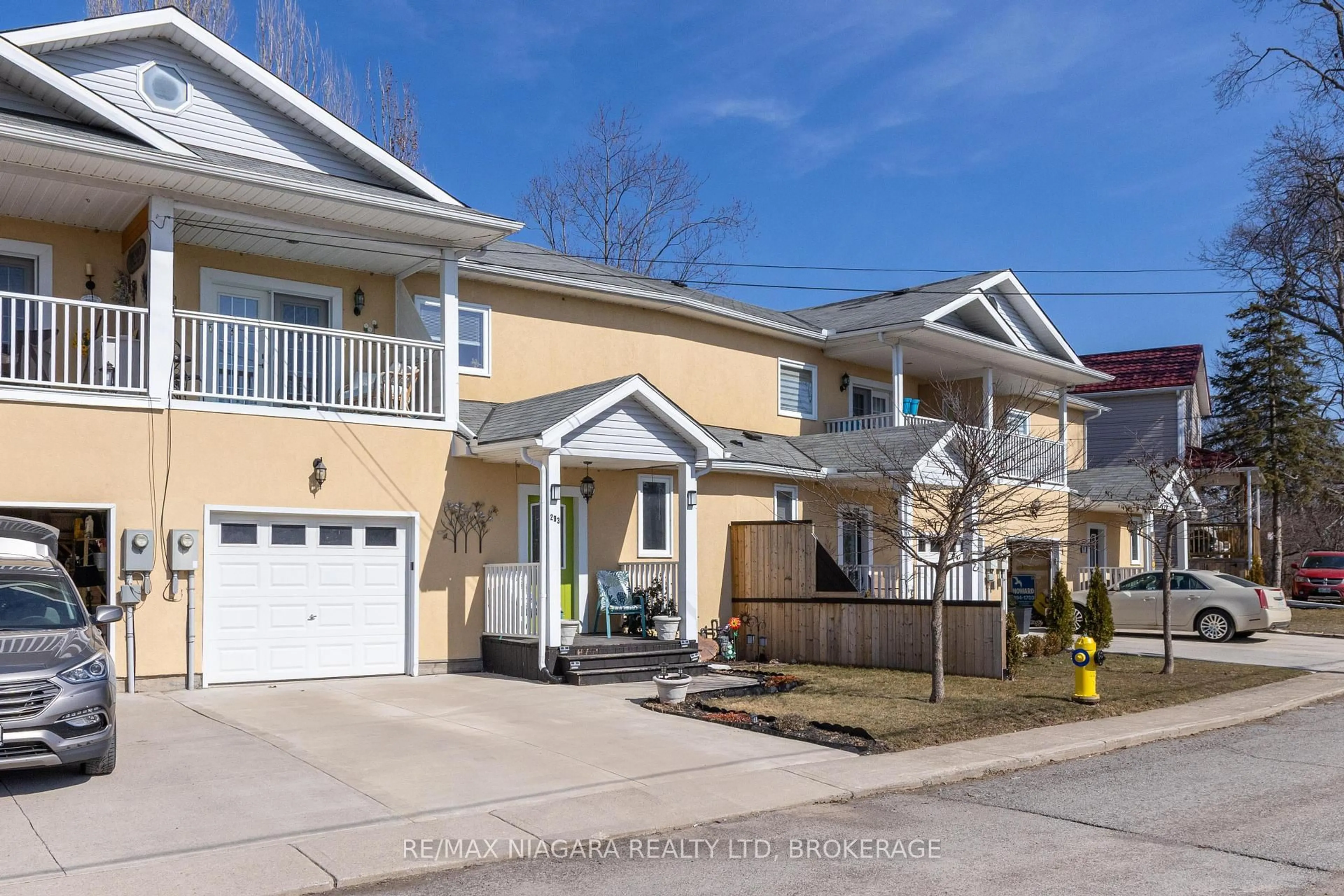 Home with vinyl exterior material, street for 203 Cambridge Rd, Fort Erie Ontario L0S 1B0