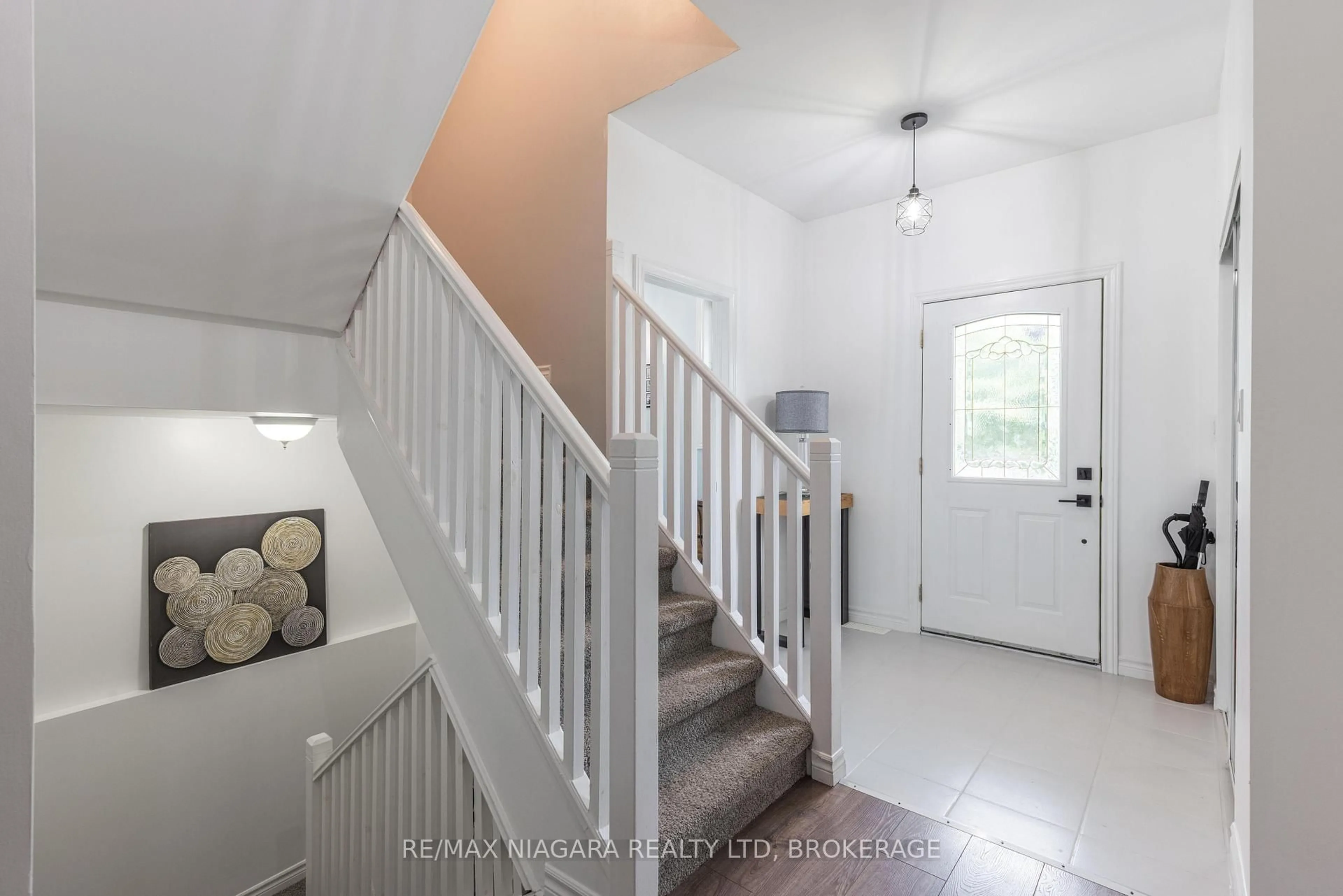 Indoor entryway for 203 Cambridge Rd, Fort Erie Ontario L0S 1B0