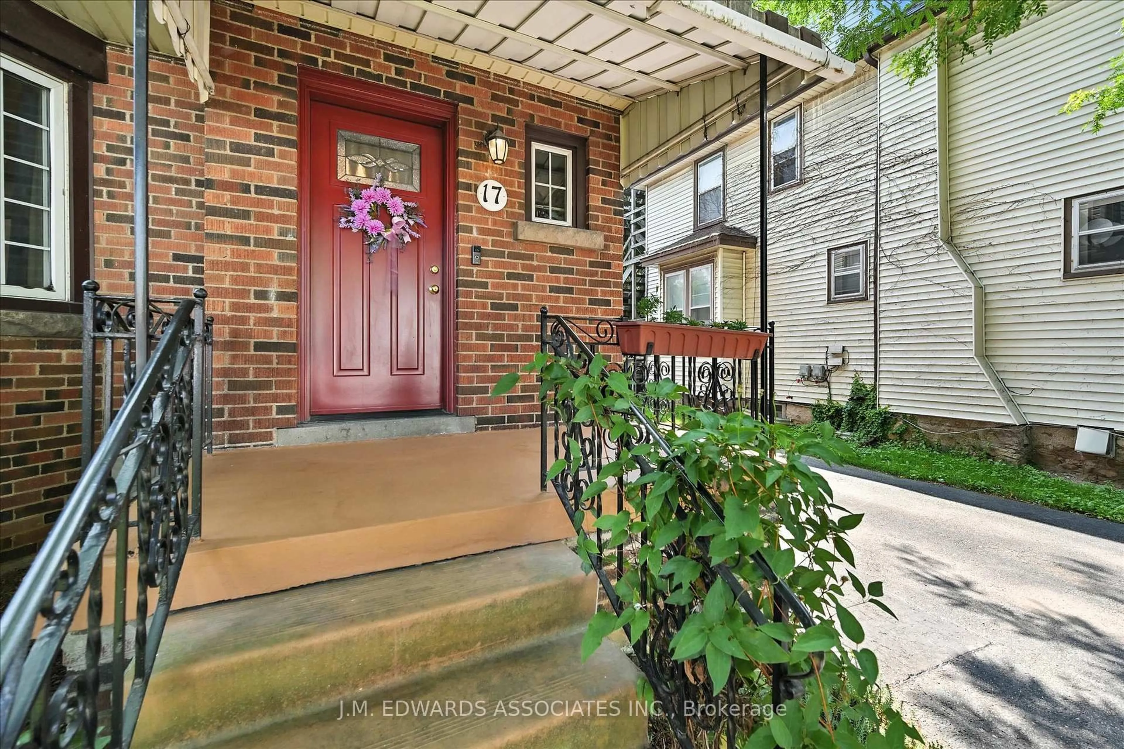 Indoor entryway for 17 Broadway Ave, Hamilton Ontario L8S 2V6