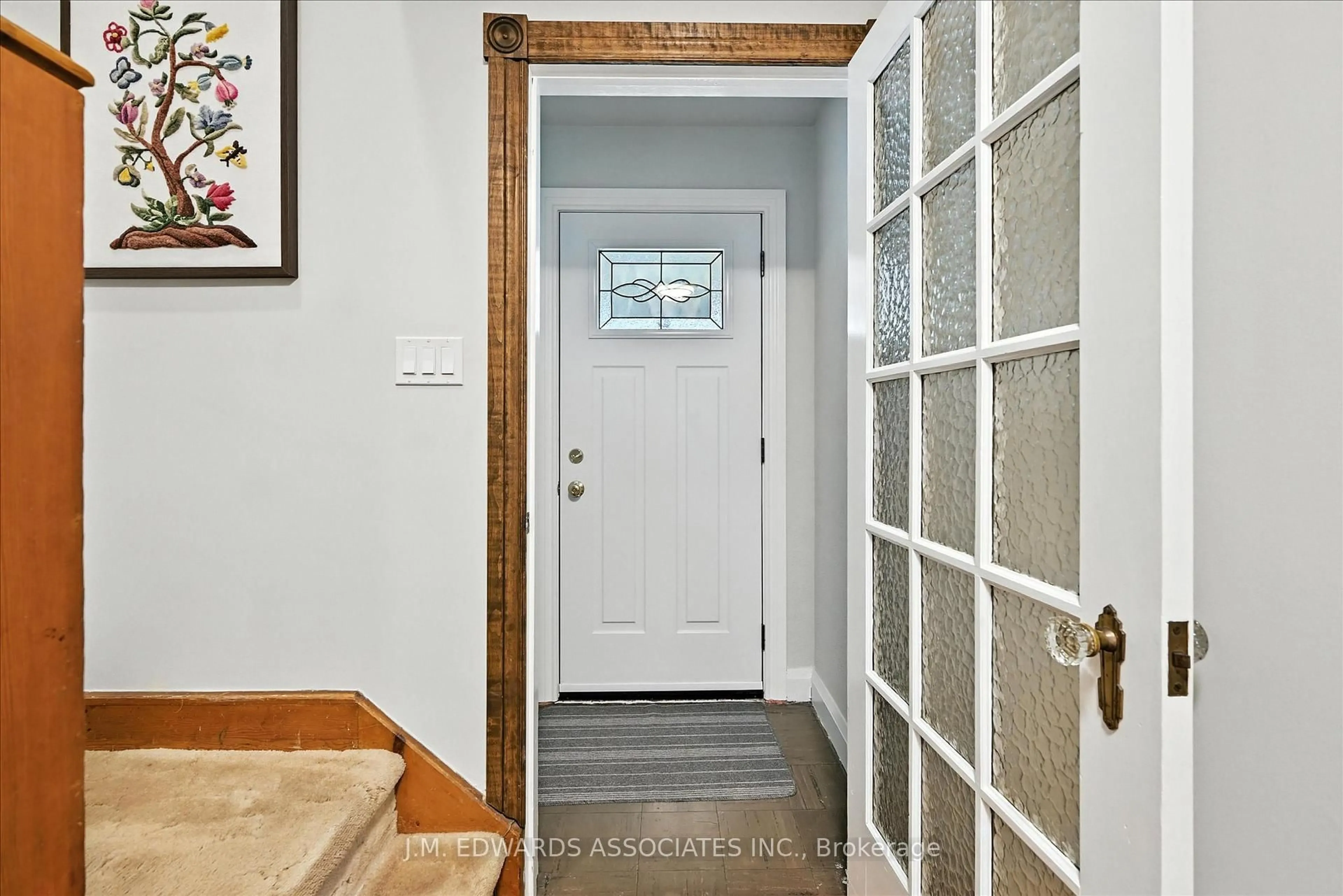 Indoor entryway for 17 Broadway Ave, Hamilton Ontario L8S 2V6