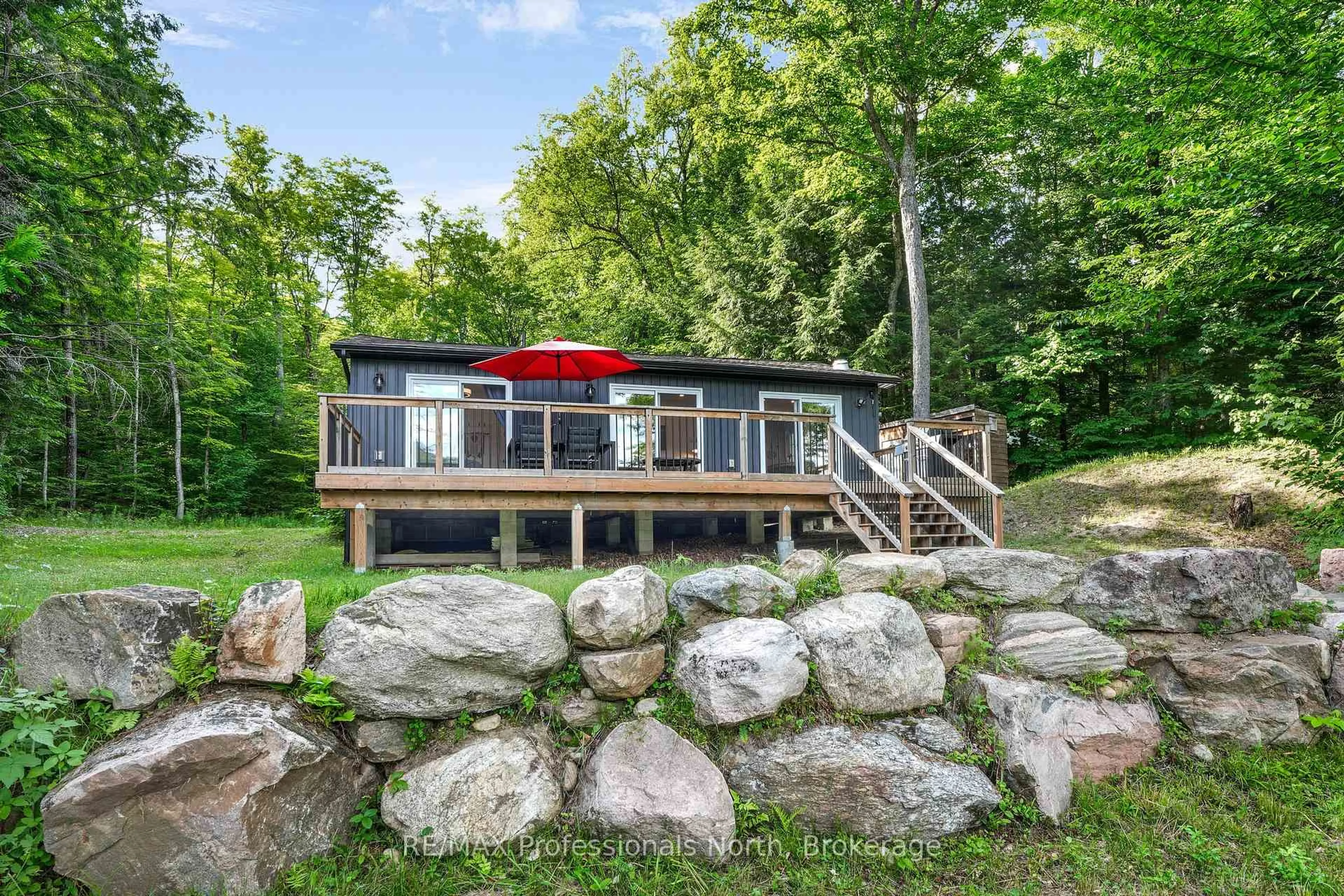 Patio, water/lake/river/ocean view for 1051 Hawthorne Dr, Dysart et al Ontario K0L 1M1