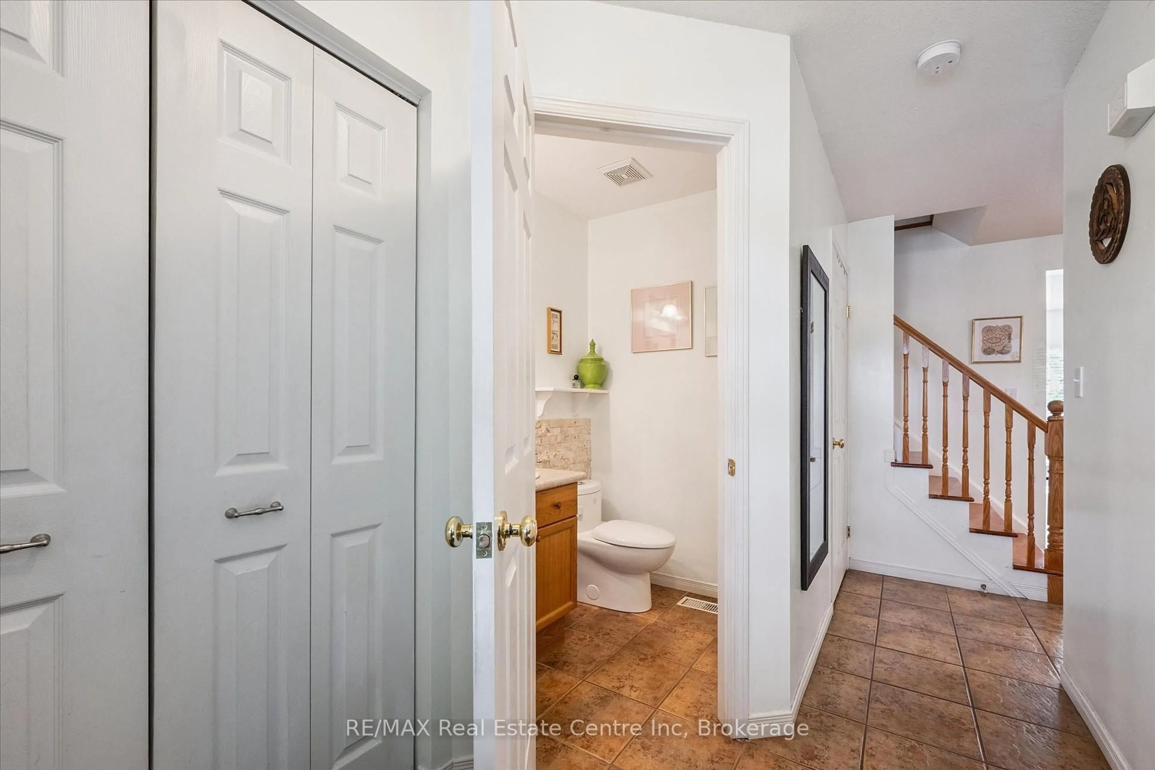 Indoor entryway for 31 Schroder Cres #24, Guelph Ontario N1E 7M6
