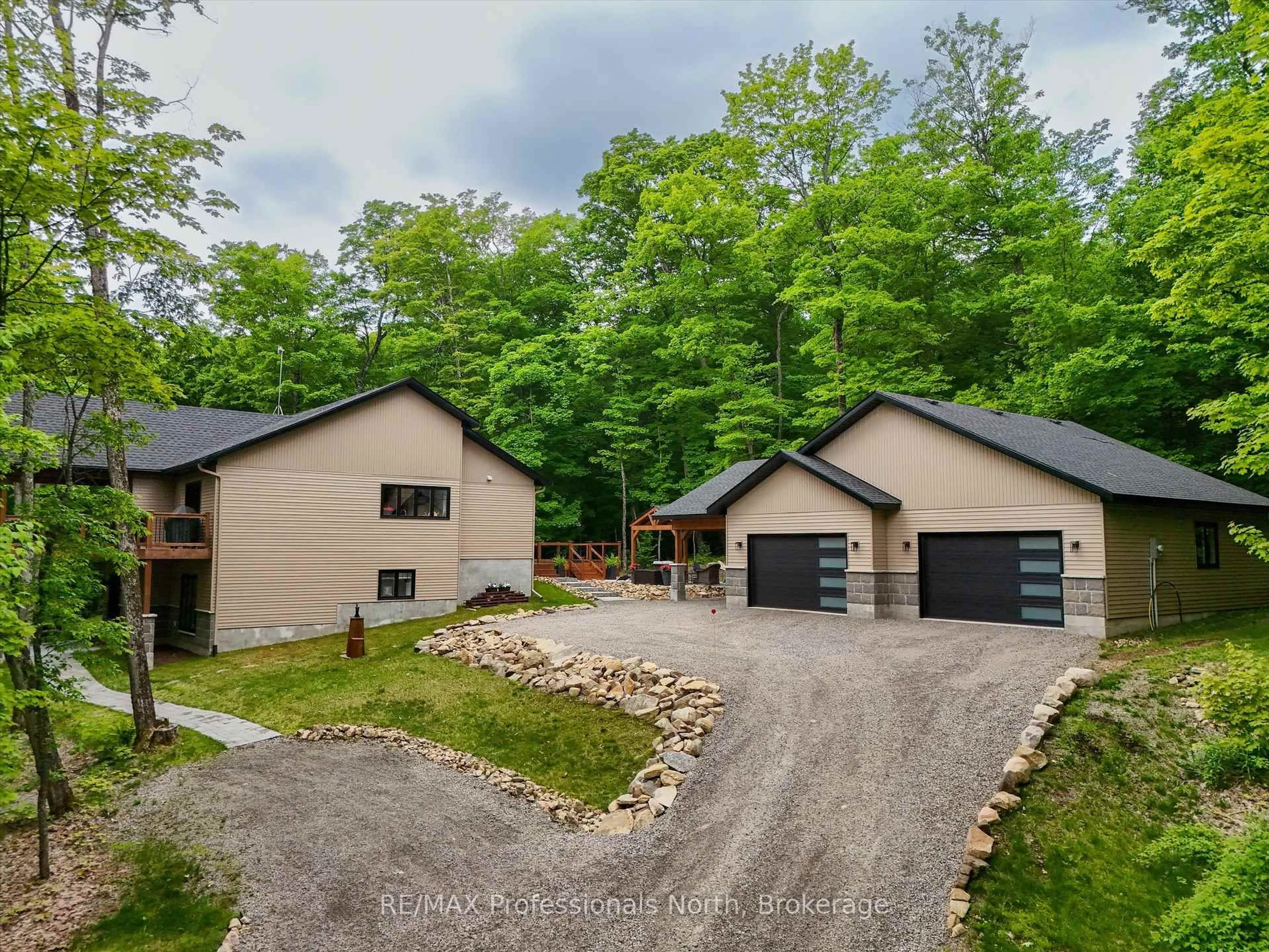 A pic from outside/outdoor area/front of a property/back of a property/a pic from drone, unknown for 1333 Walker Lake Dr, Lake of Bays Ontario P1H 2J6