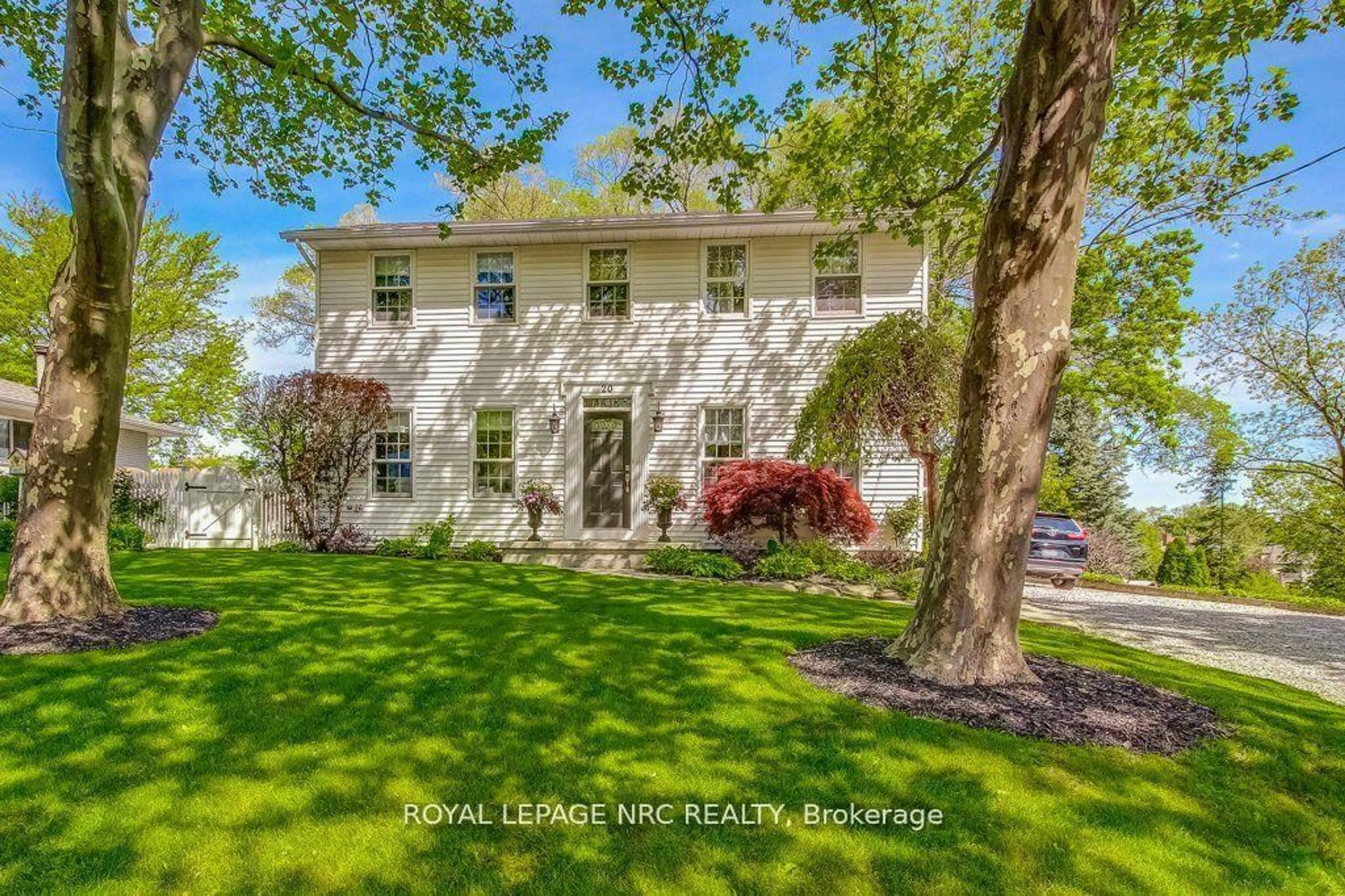 A pic from outside/outdoor area/front of a property/back of a property/a pic from drone, street for 20 Dumfries St, Niagara-on-the-Lake Ontario L0S 1J0