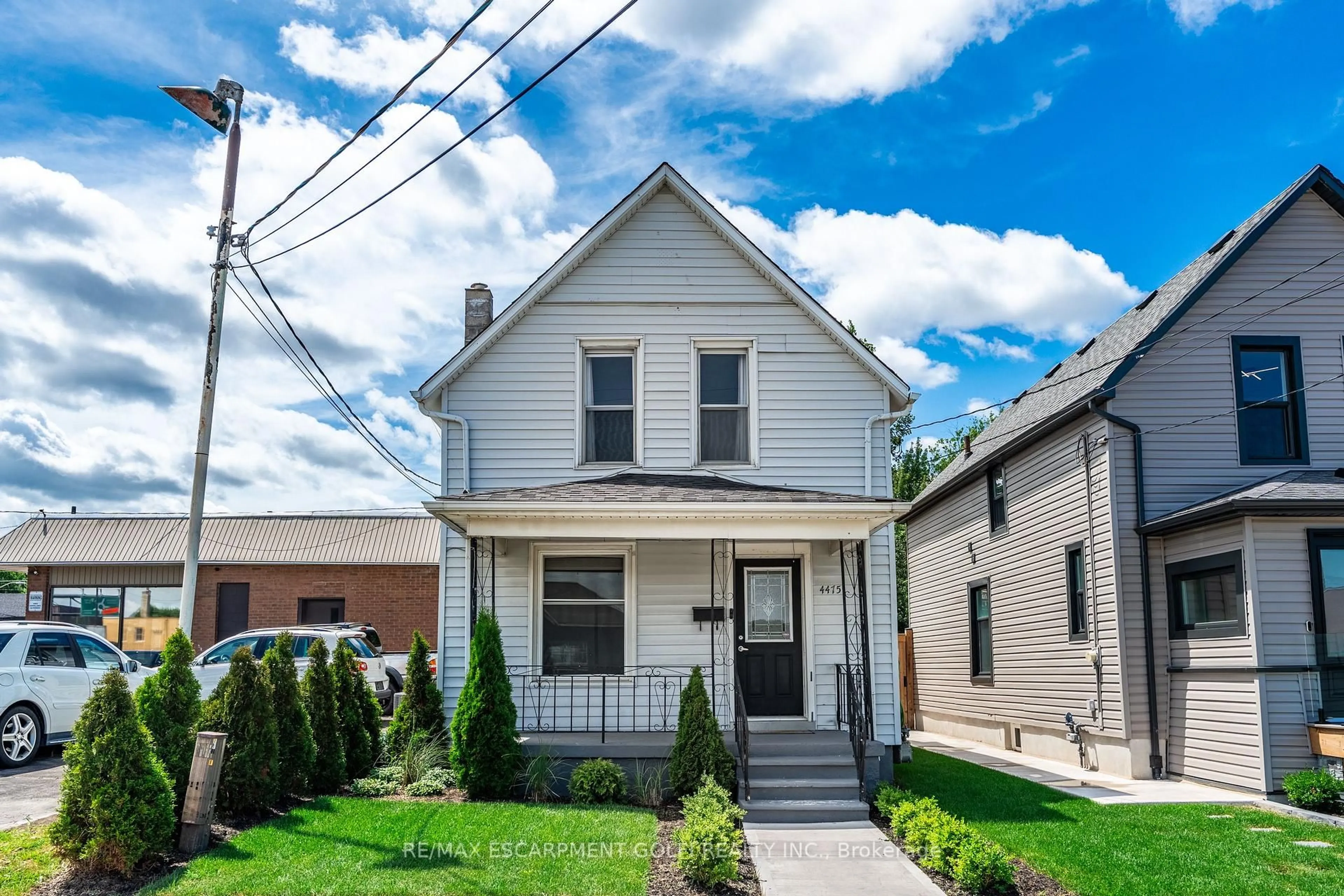 Home with vinyl exterior material, street for 4475 First Ave, Niagara Falls Ontario L2E 4G1