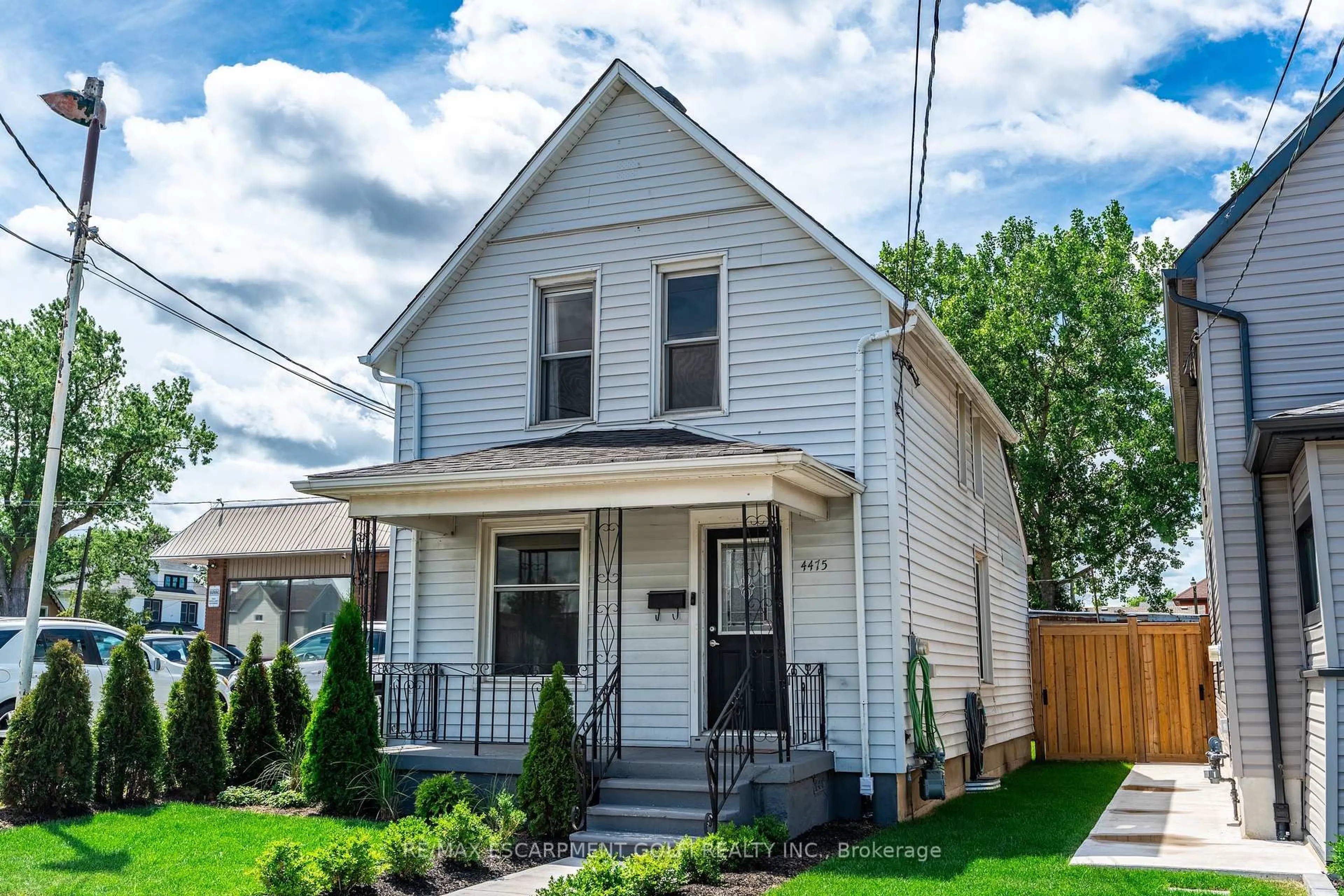 Home with vinyl exterior material, street for 4475 First Ave, Niagara Falls Ontario L2E 4G1
