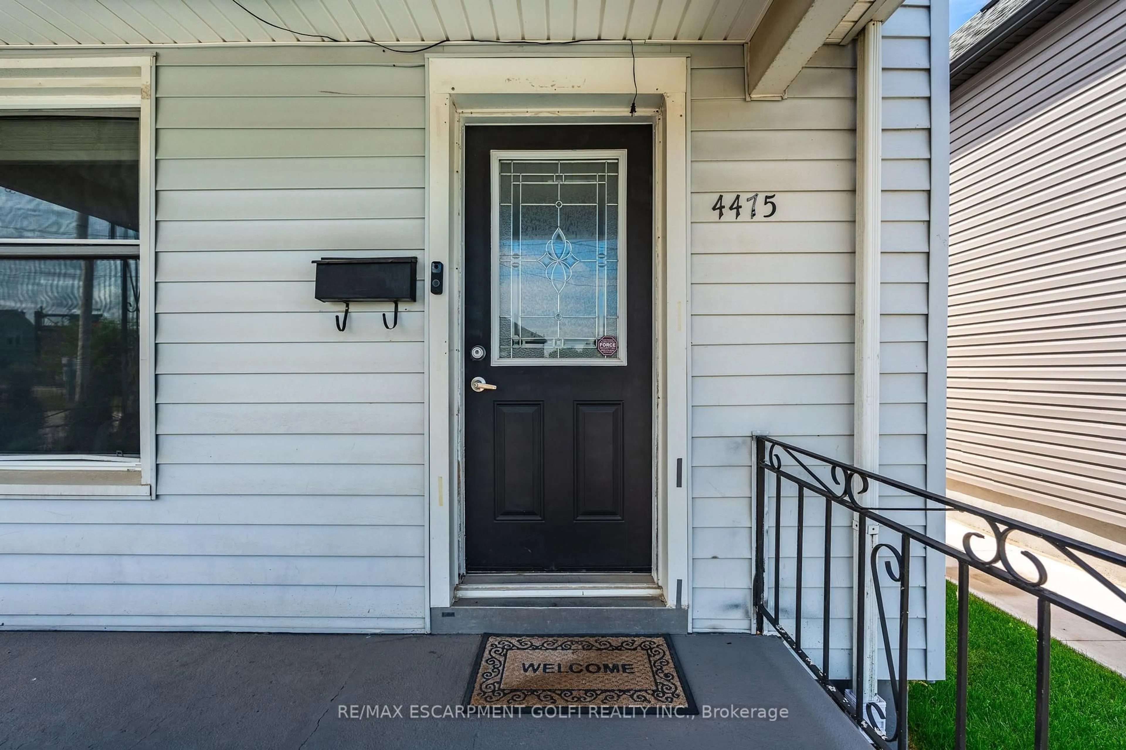Indoor entryway for 4475 First Ave, Niagara Falls Ontario L2E 4G1