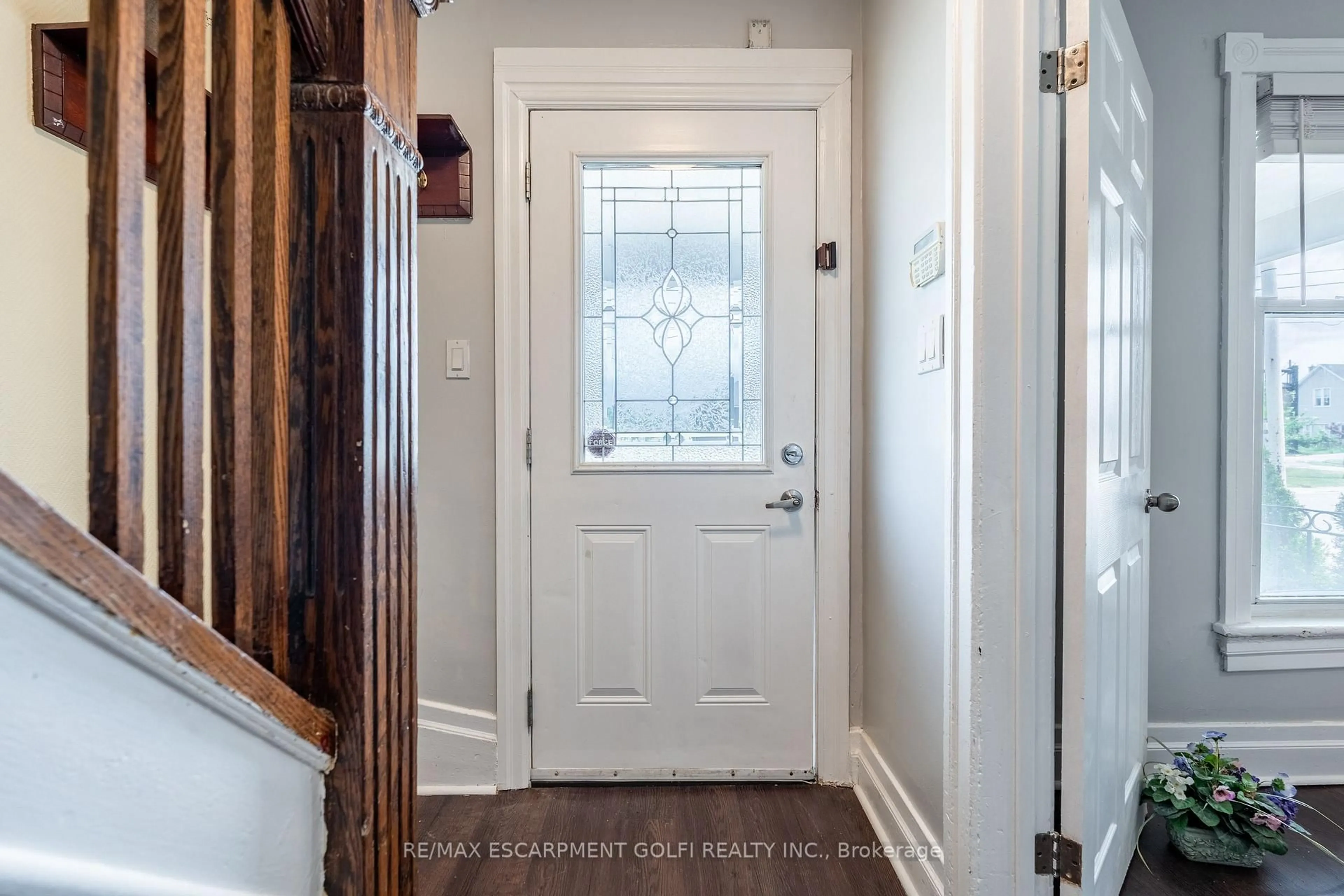 Indoor entryway for 4475 First Ave, Niagara Falls Ontario L2E 4G1