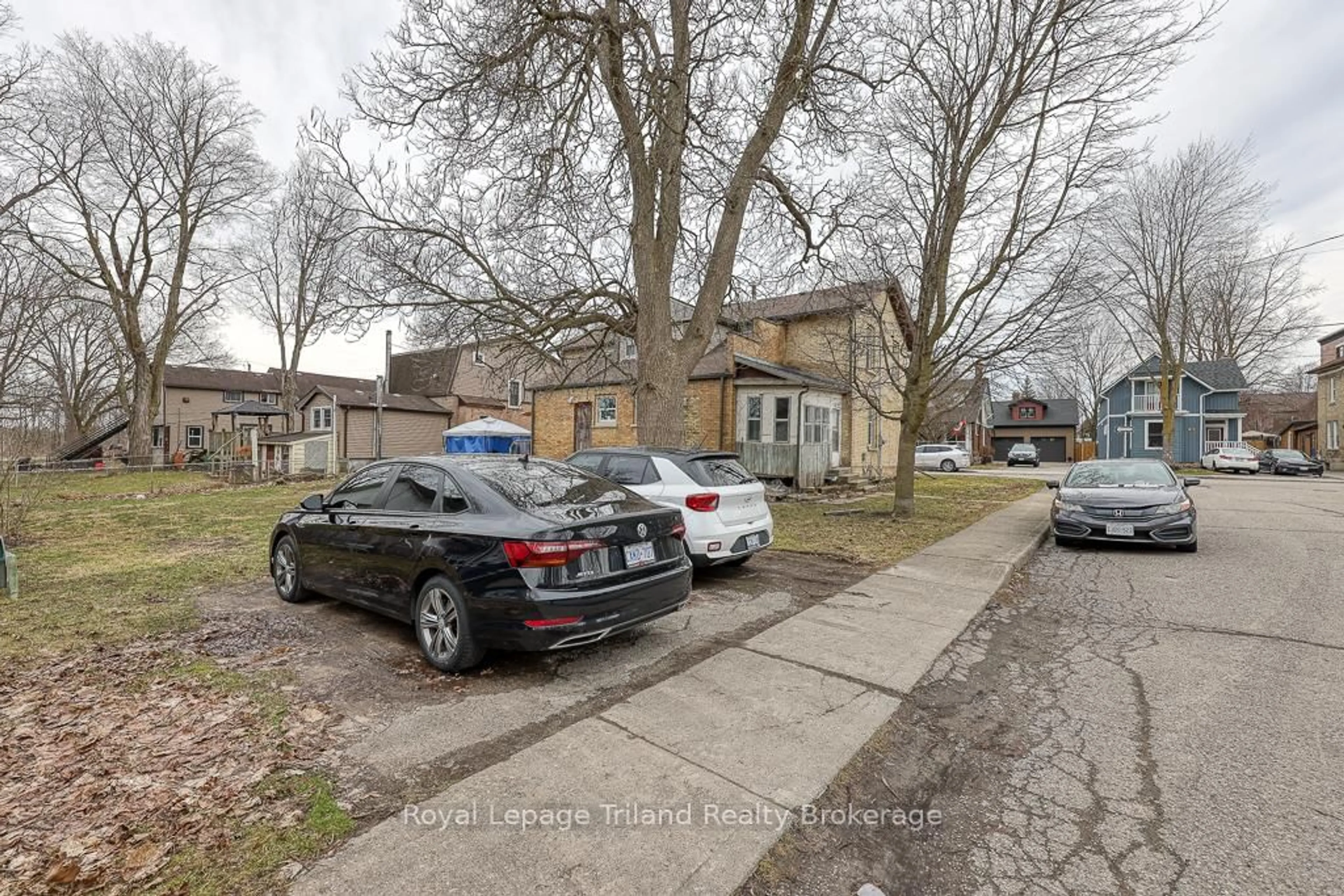 A pic from outside/outdoor area/front of a property/back of a property/a pic from drone, street for 75 & 77 Reeve St, Woodstock Ontario N4S 3G7