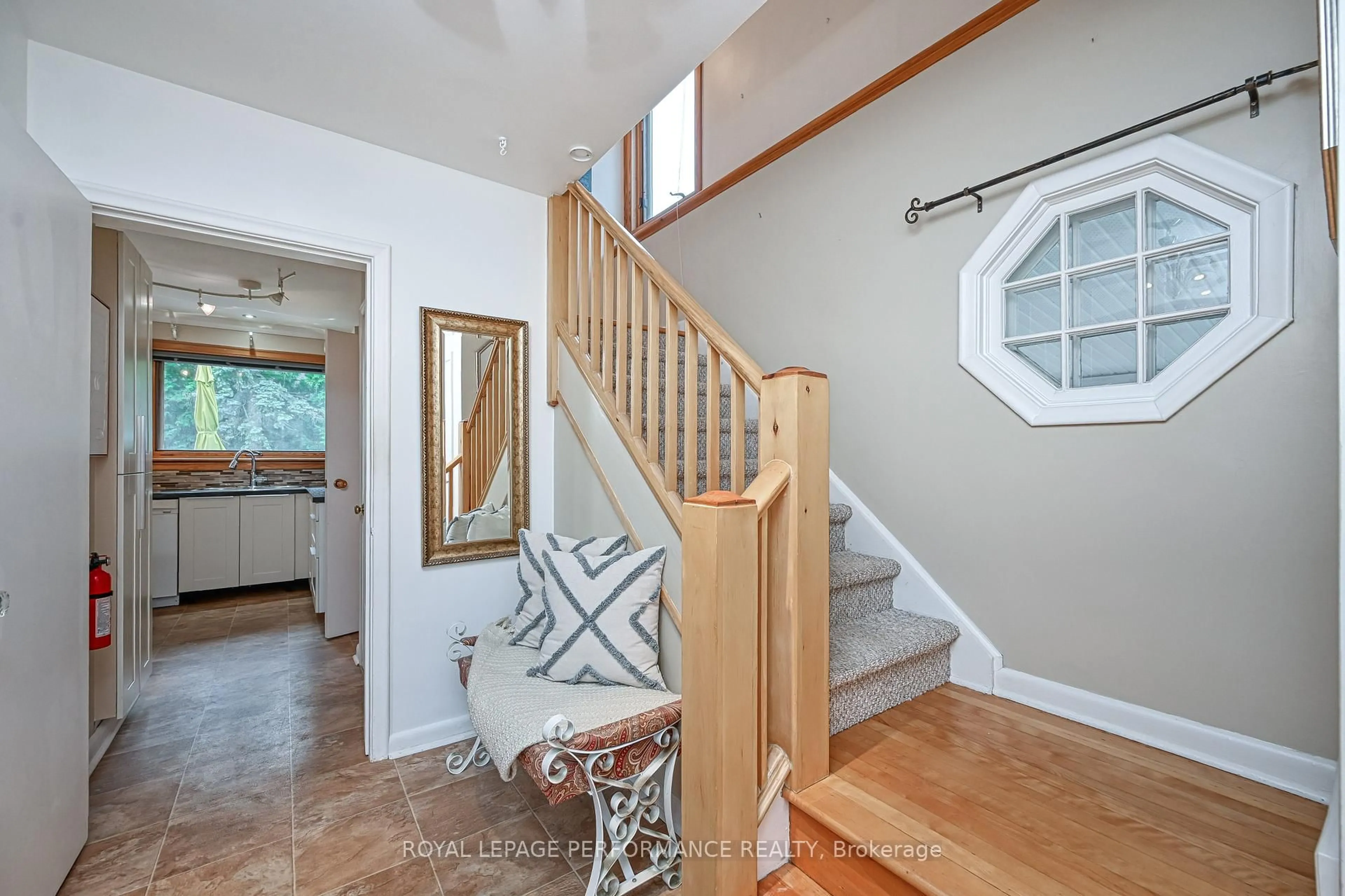 Indoor entryway for 778 Chapman Blvd, Ottawa Ontario K1G 1T9