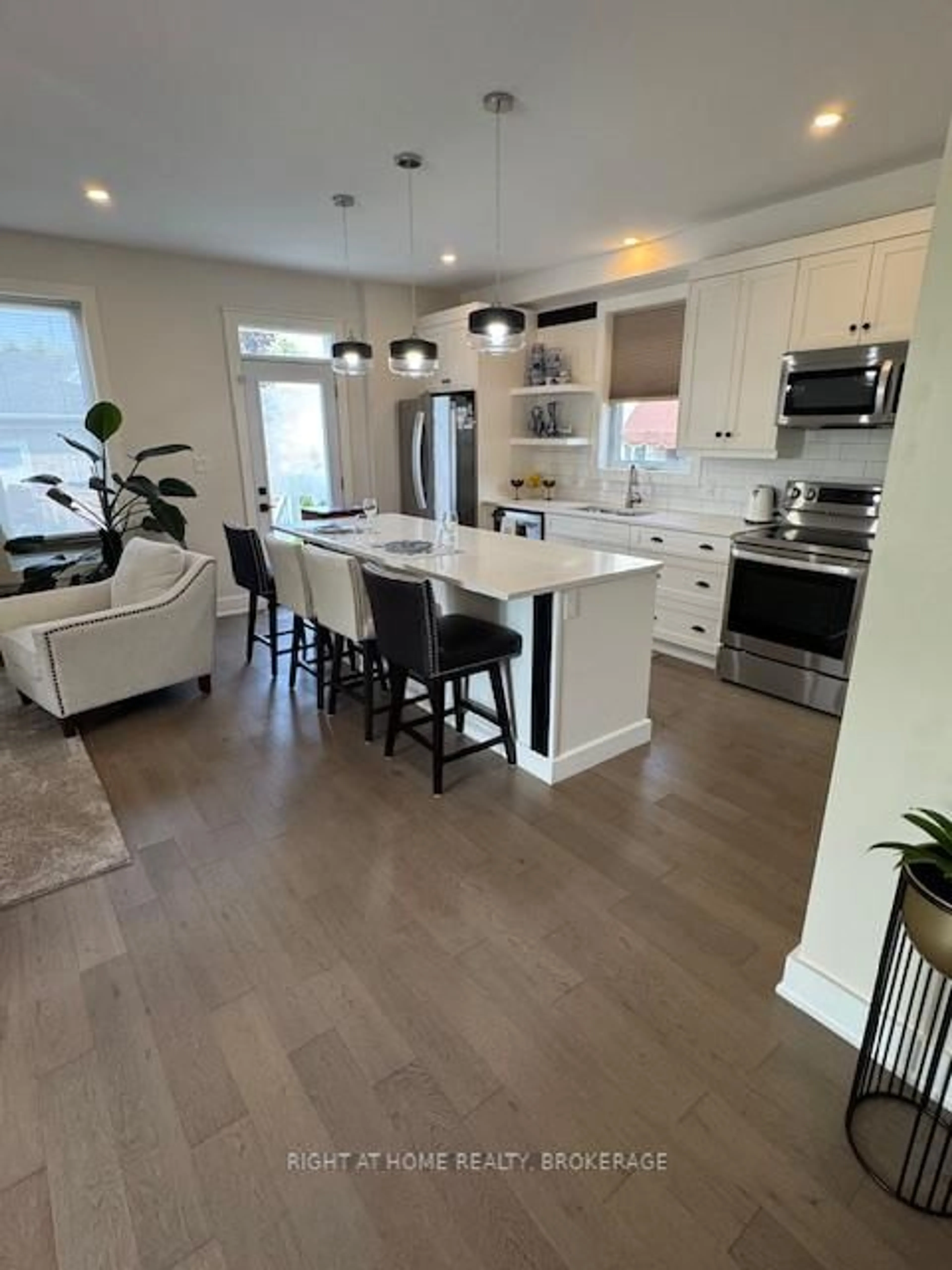 Open concept kitchen, wood/laminate floor for 1 Princeton Common, St. Catharines Ontario L2N 2H2