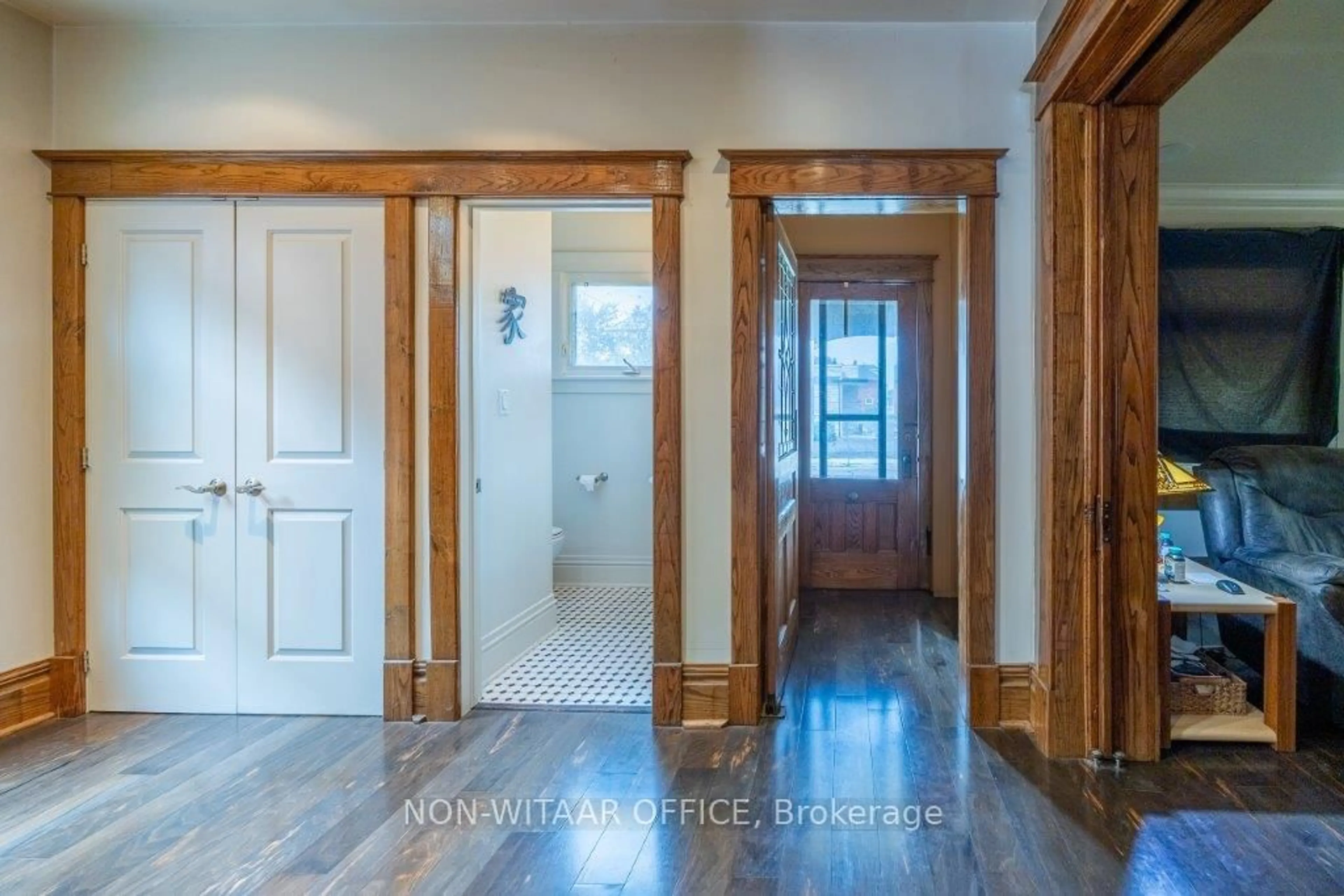 Indoor entryway for 41 Baldwin St, Tillsonburg Ontario N4G 2K4