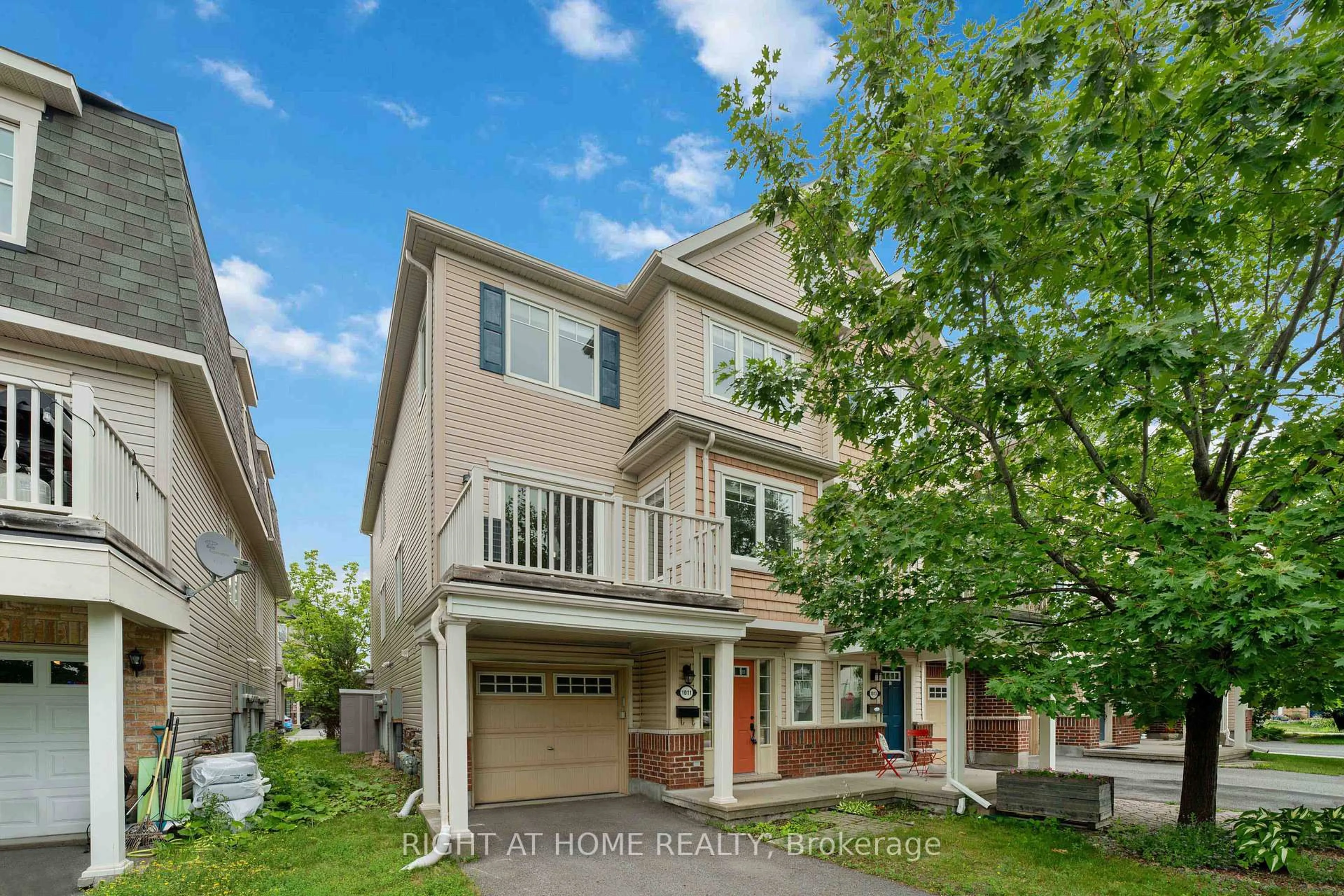 A pic from outside/outdoor area/front of a property/back of a property/a pic from drone, street for 1011 Andora Ave, Ottawa Ontario K2J 0K4