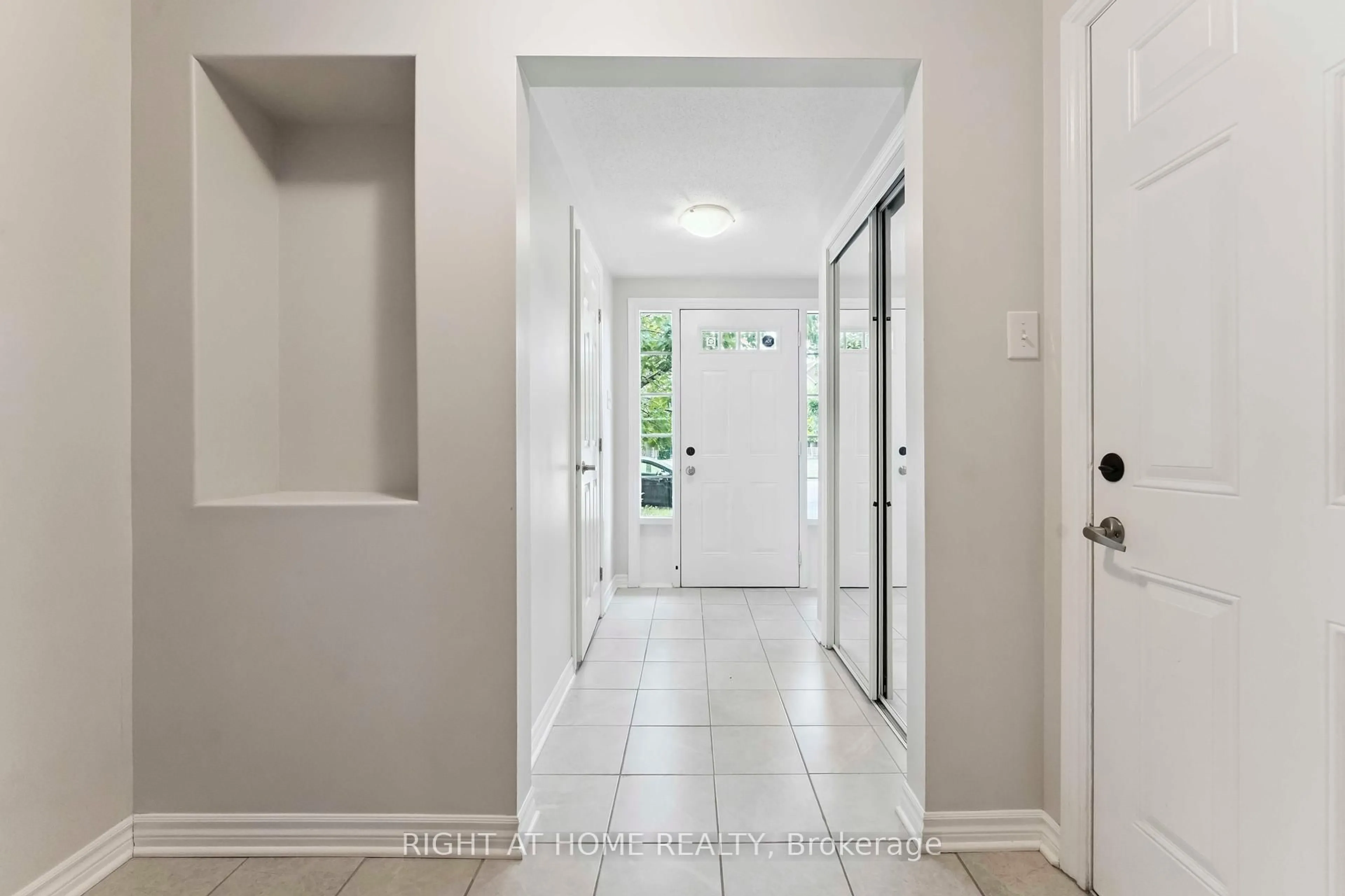 Indoor entryway for 1011 Andora Ave, Ottawa Ontario K2J 0K4