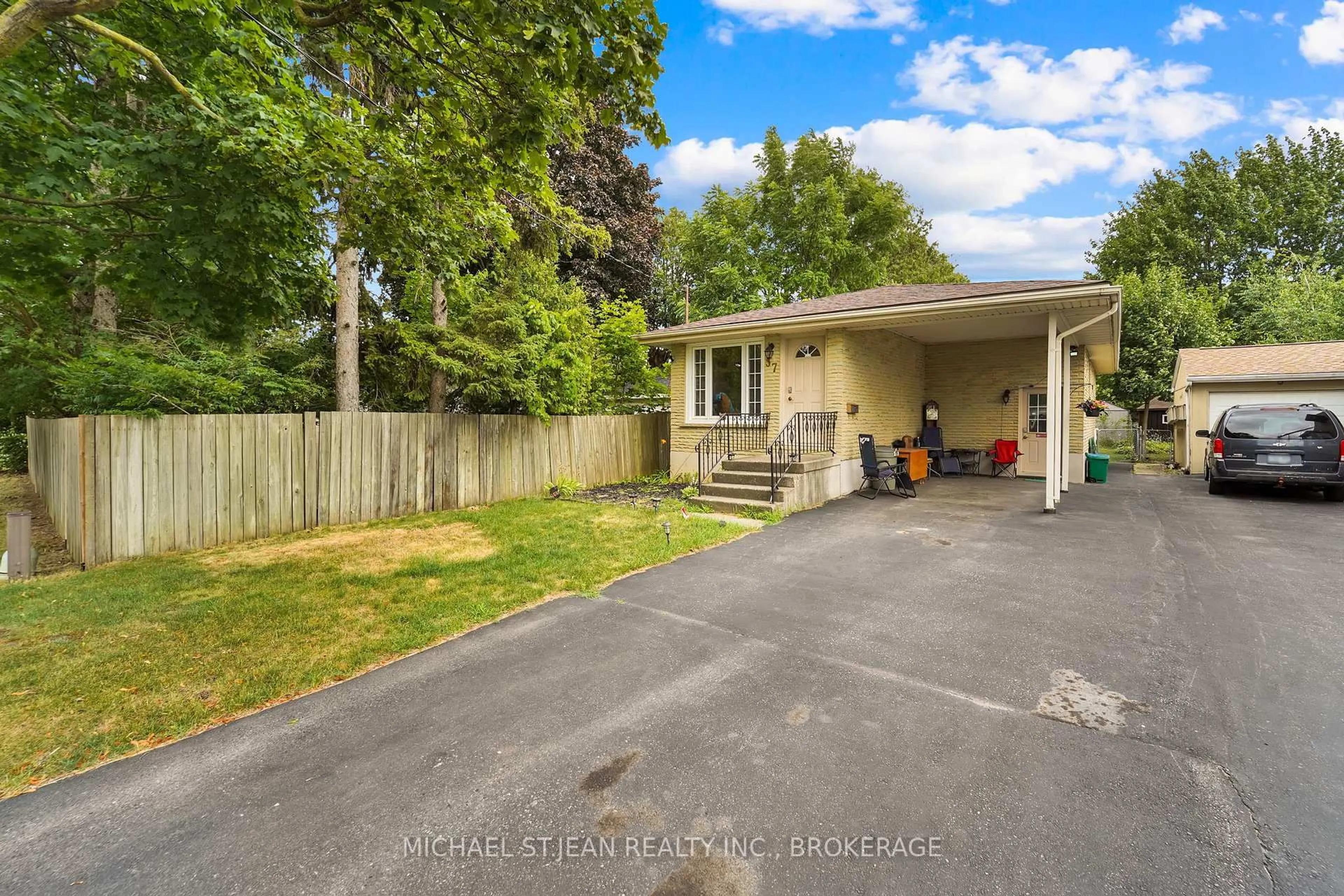 A pic from outside/outdoor area/front of a property/back of a property/a pic from drone, street for 57 Avondale St, Brantford Ontario N3S 4L9