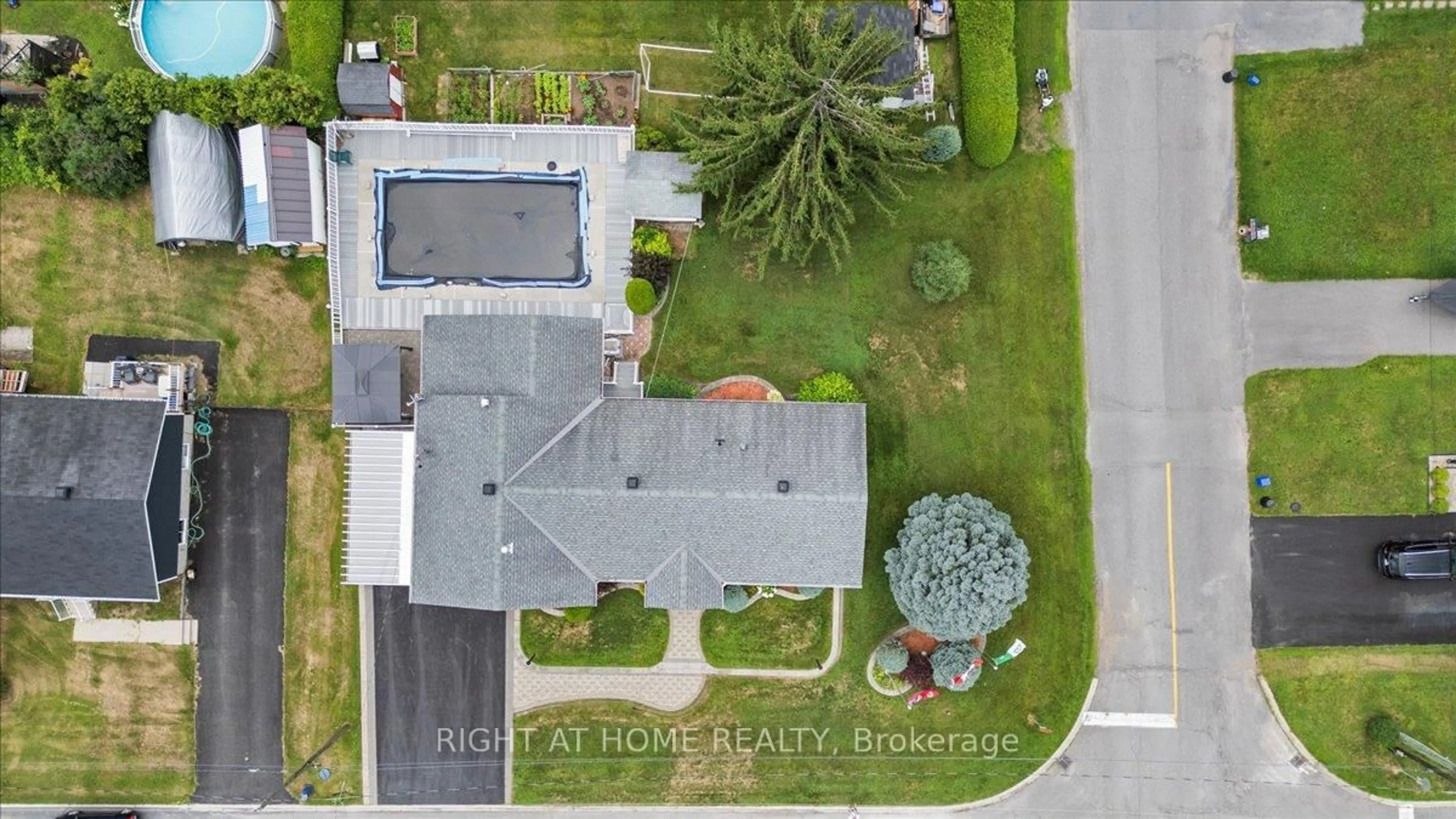 A pic from outside/outdoor area/front of a property/back of a property/a pic from drone, street for 2344 Raymond St, Clarence-Rockland Ontario K4K 1K4