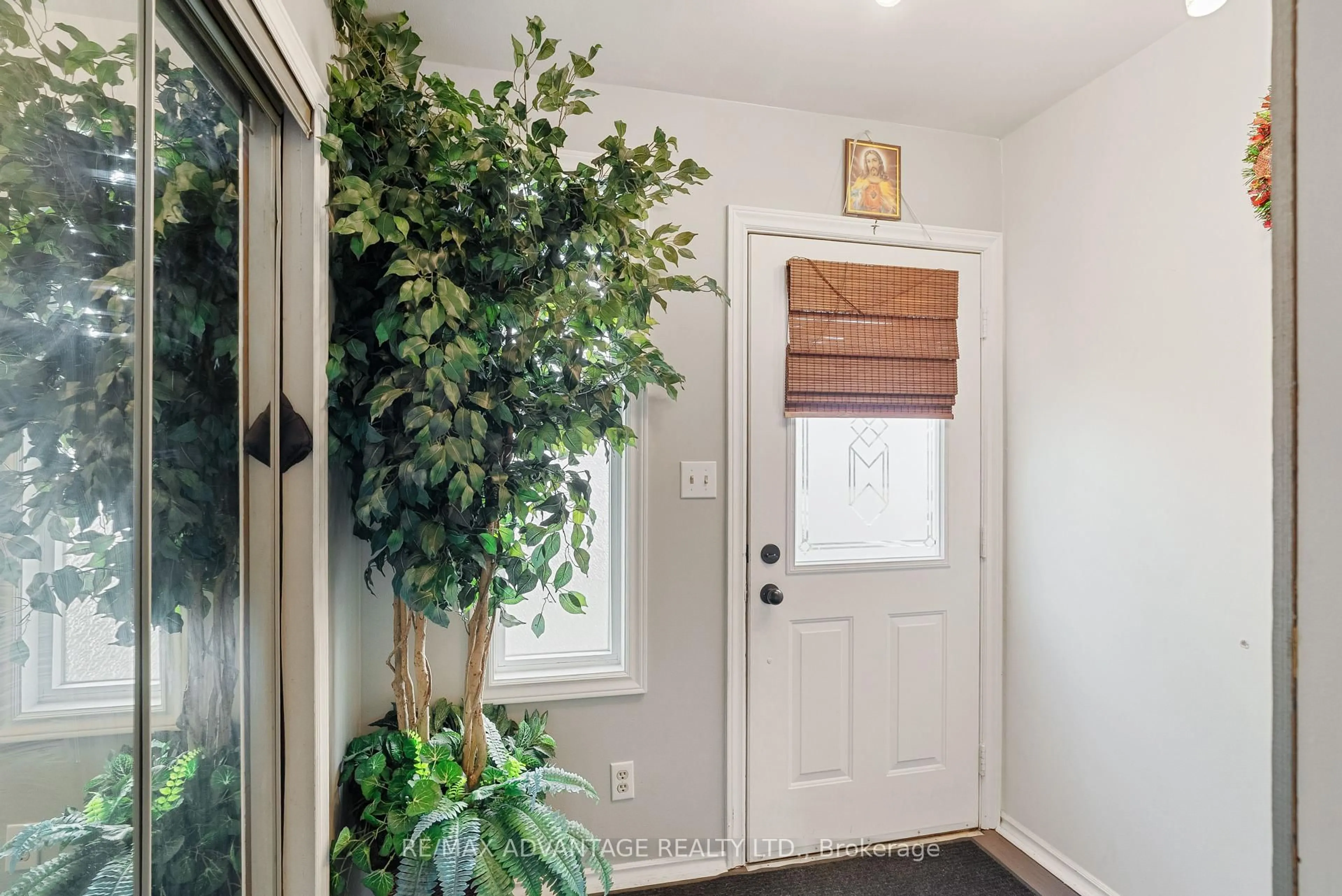 Indoor entryway for 95 Clarence Ave, Leamington Ontario N8H 5B8
