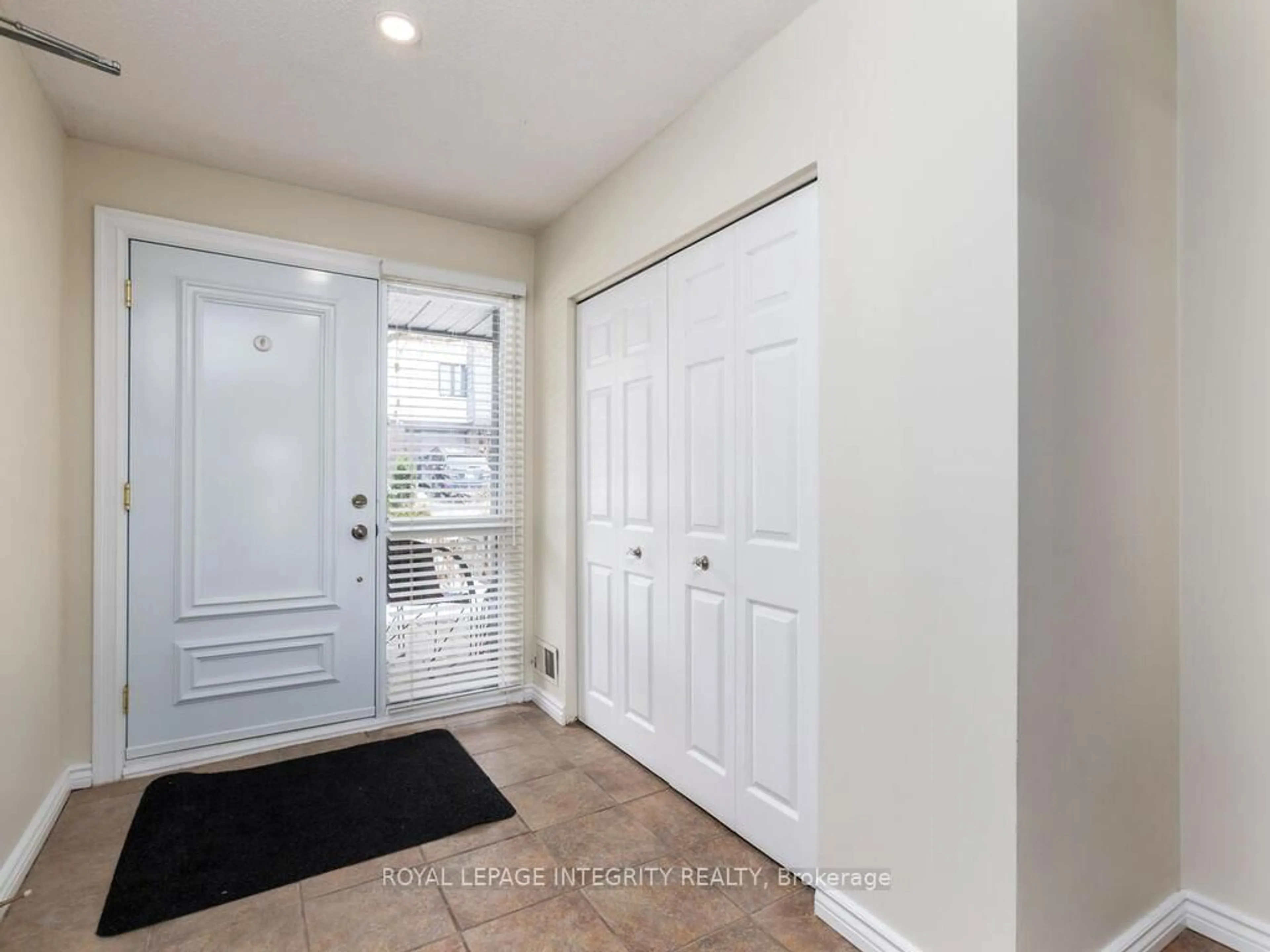 Indoor entryway for 655 Richmond Rd #27, Ottawa Ontario K2A 3Y3
