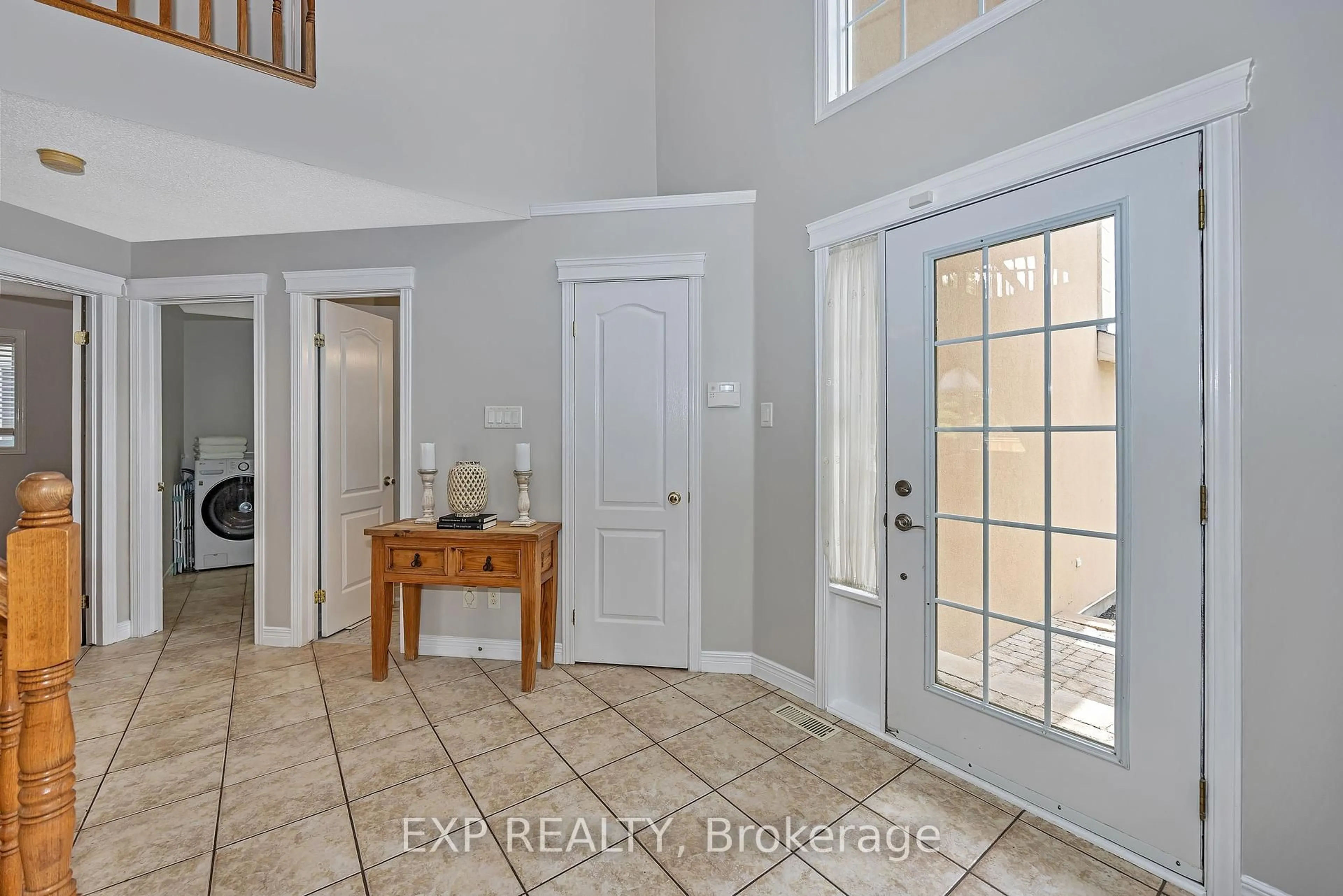 Indoor entryway for 3722 Mountain Meadows Cres, Gloucester Ontario K1V 1V7