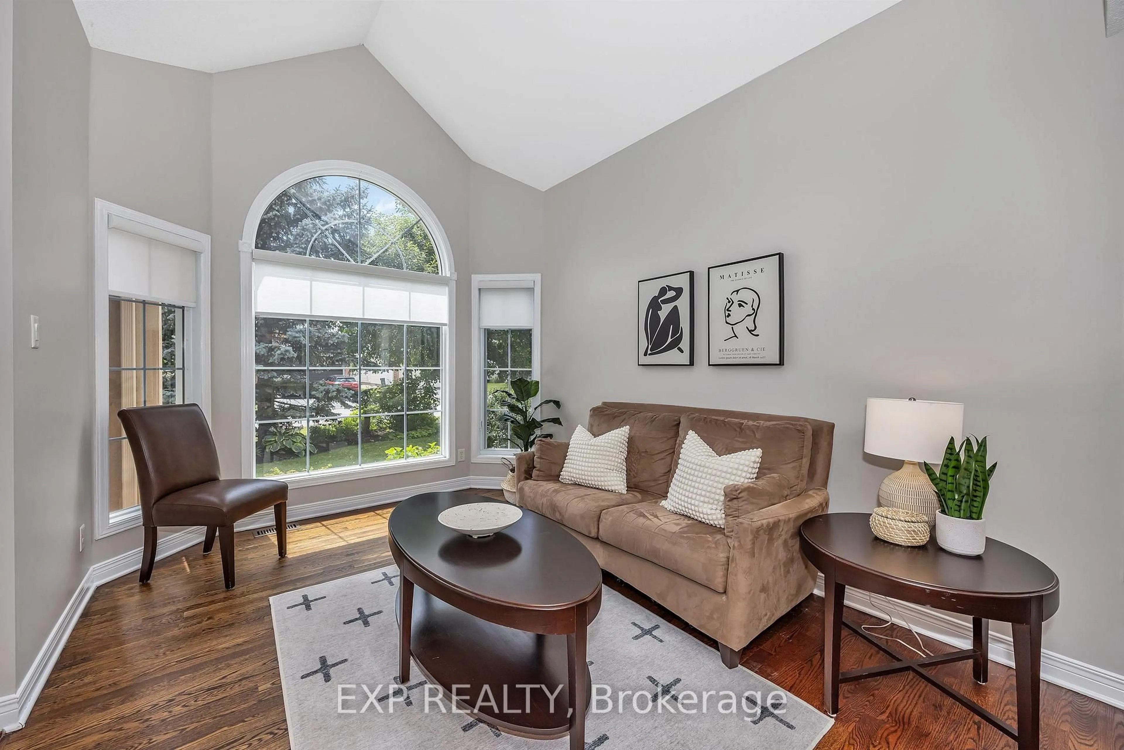 Living room with furniture, wood/laminate floor for 3722 Mountain Meadows Cres, Gloucester Ontario K1V 1V7