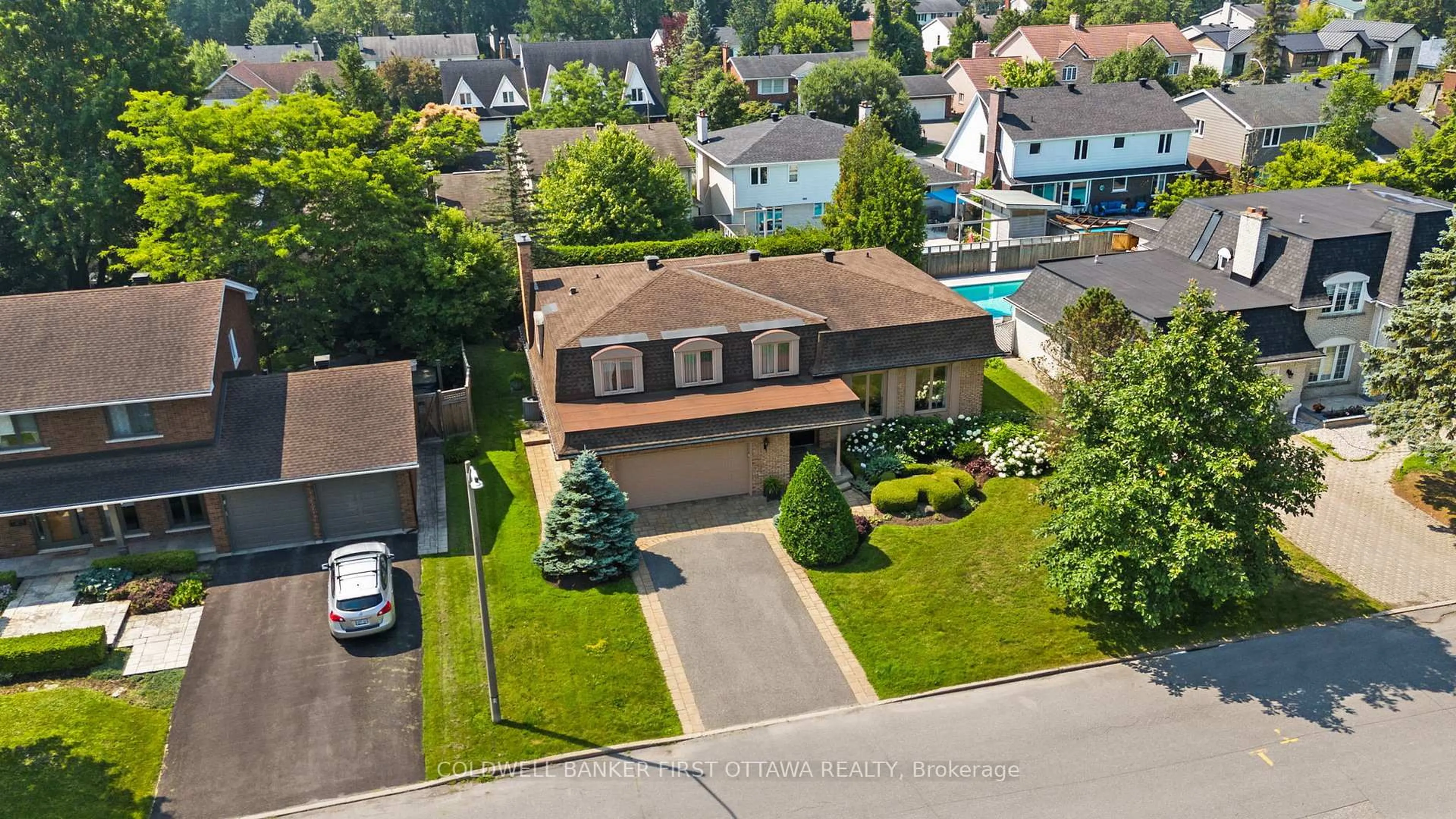 A pic from outside/outdoor area/front of a property/back of a property/a pic from drone, street for 1874 Camborne Cres, Ottawa Ontario K1H 7B7
