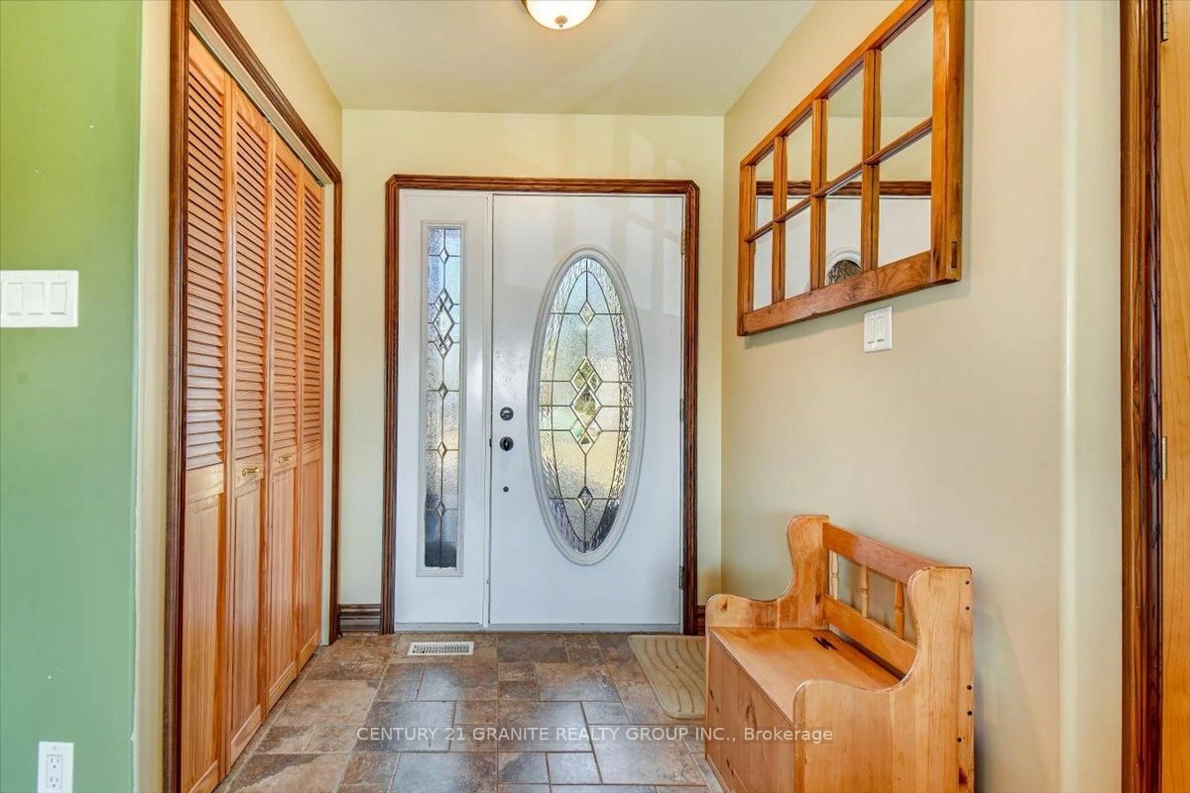 Indoor entryway for 52 Nicklaus Dr, Bancroft Ontario K0L 1C0