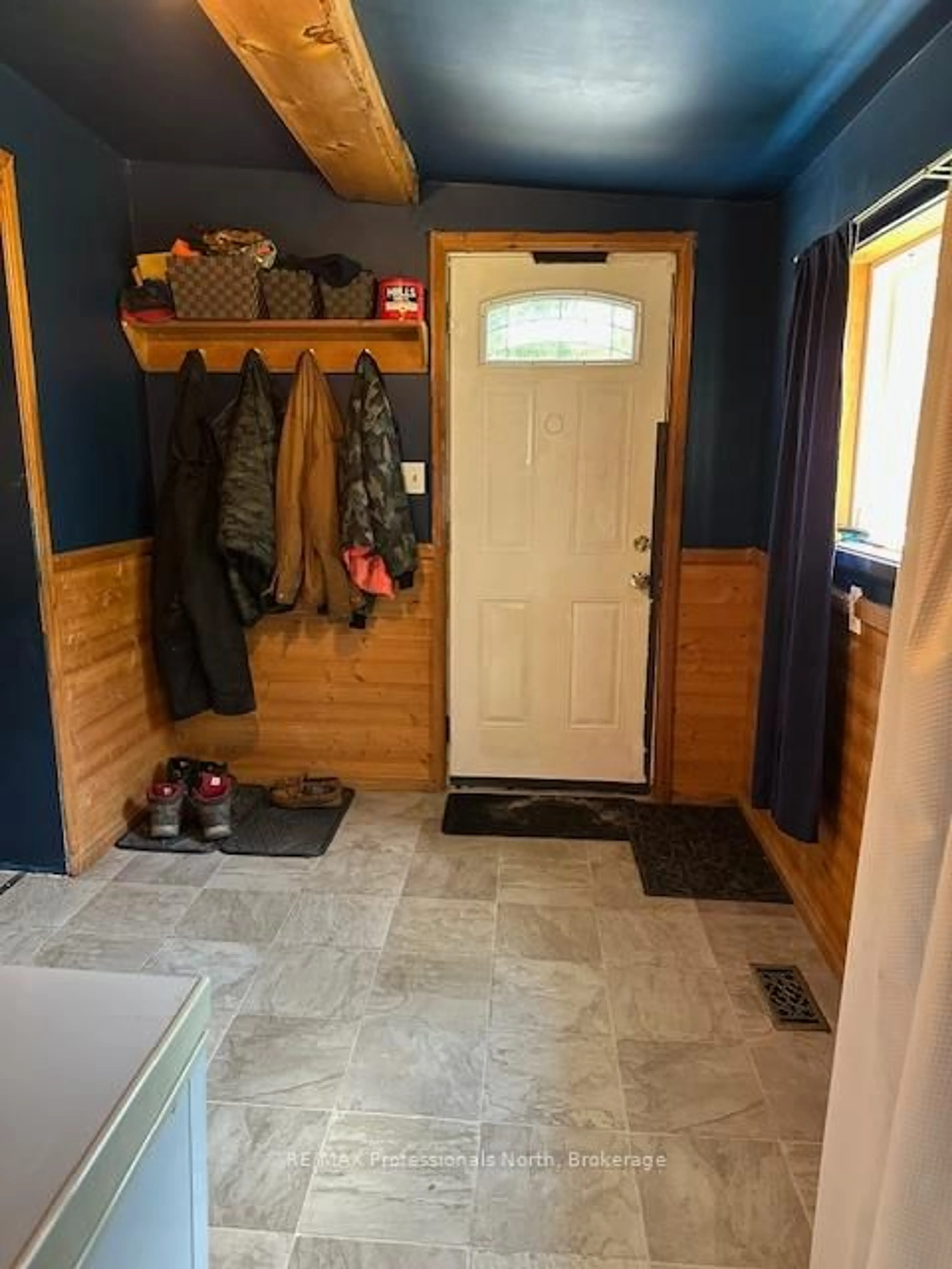 Indoor entryway for 1019 Spring Valley Rd, Minden Hills Ontario K0M 2K0