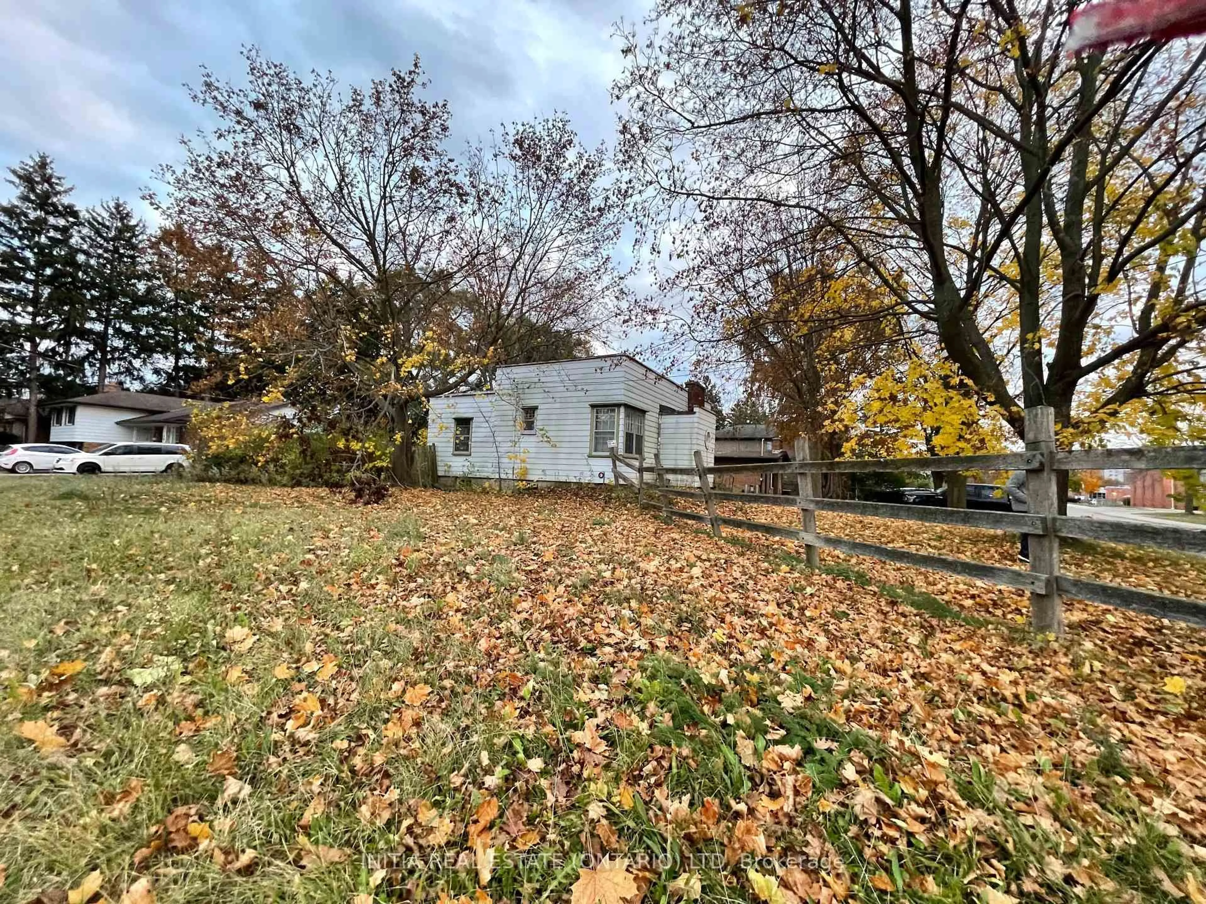 A pic from outside/outdoor area/front of a property/back of a property/a pic from drone, street for 388 Belfield St, London East Ontario N5Y 2K4