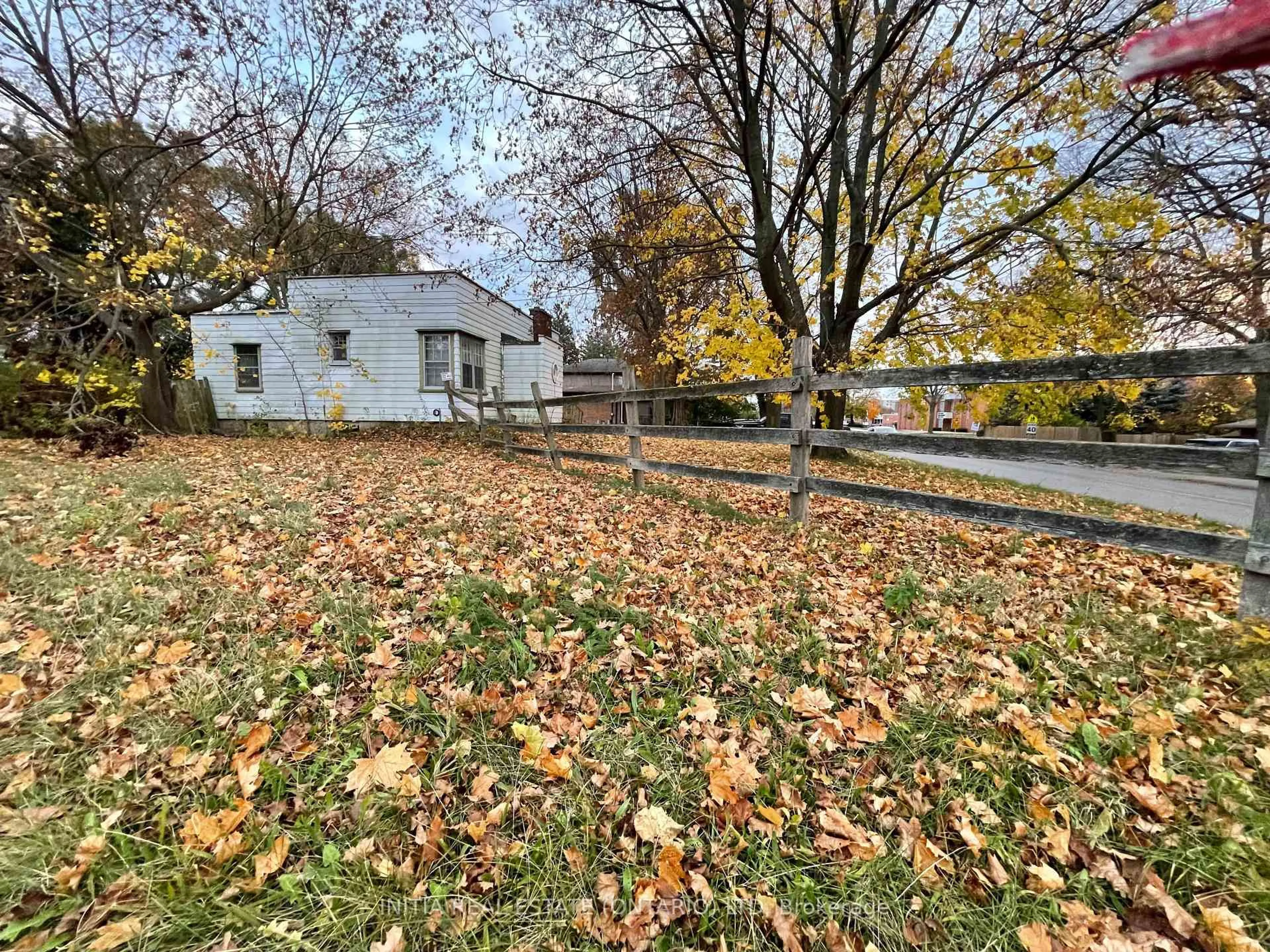A pic from outside/outdoor area/front of a property/back of a property/a pic from drone, street for 388 Belfield St, London East Ontario N5Y 2K4