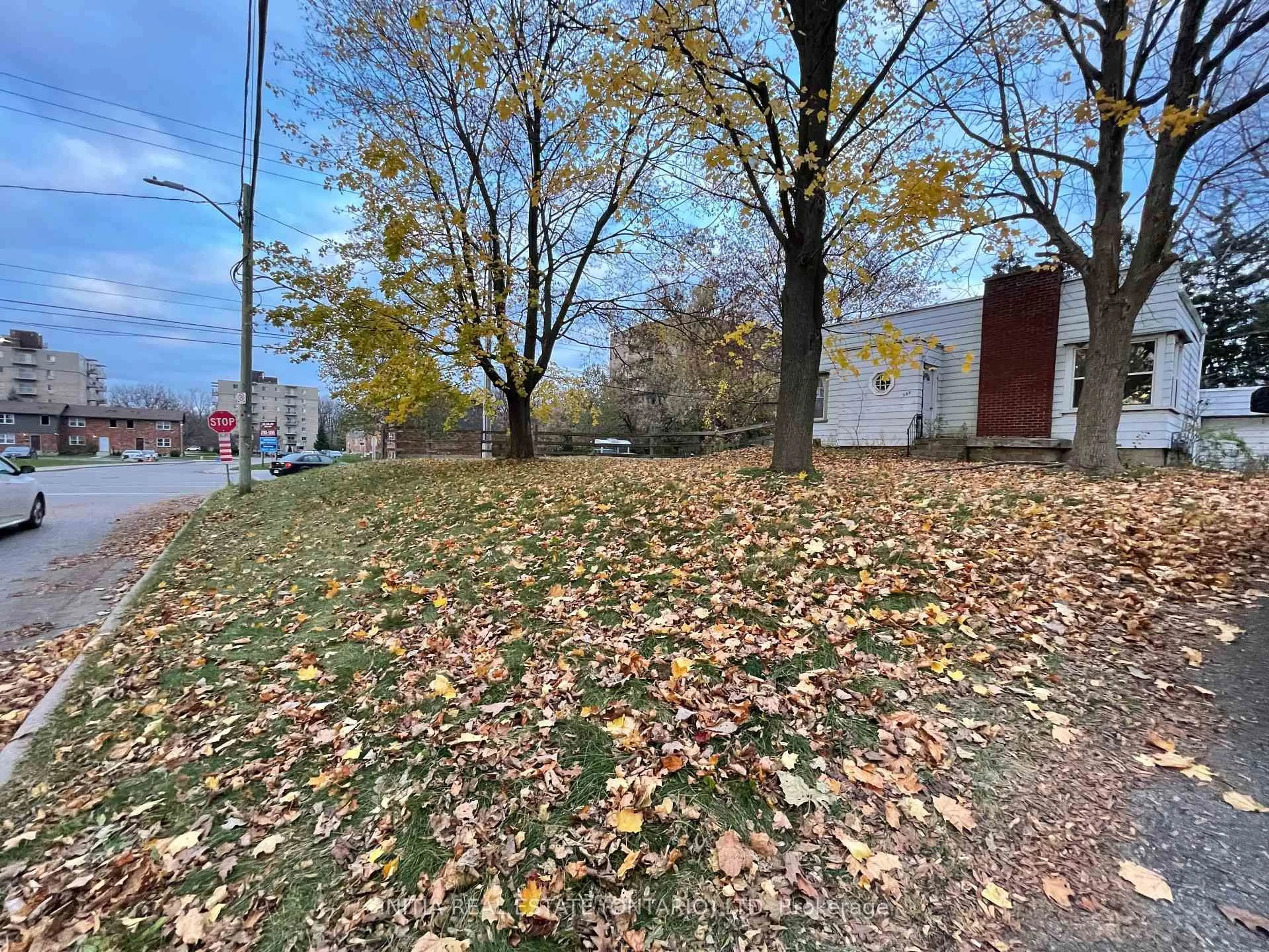 A pic from outside/outdoor area/front of a property/back of a property/a pic from drone, street for 388 Belfield St, London East Ontario N5Y 2K4