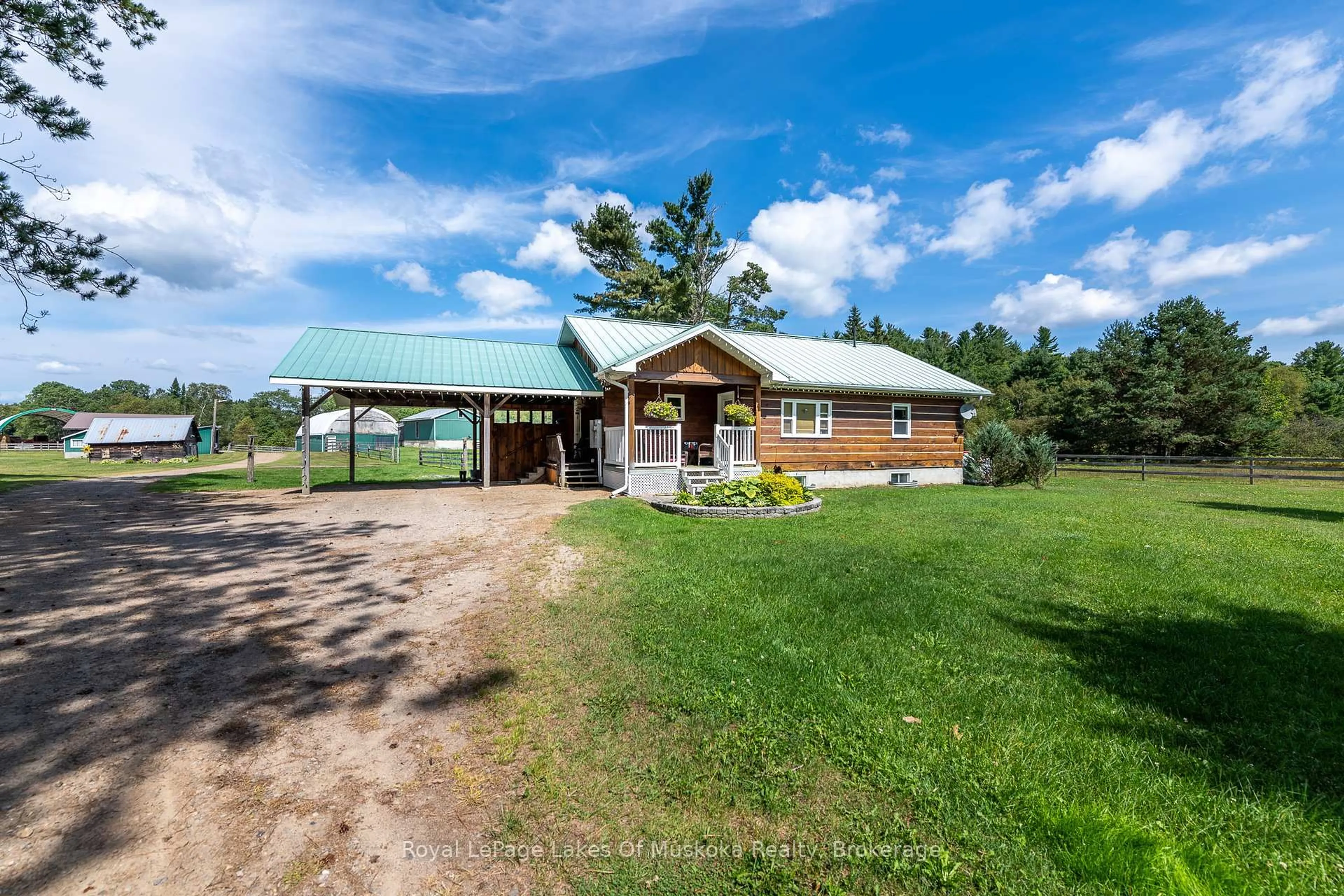 A pic from outside/outdoor area/front of a property/back of a property/a pic from drone, building for 214 NORTH LANCELOT Rd, Huntsville Ontario P0B 1M0