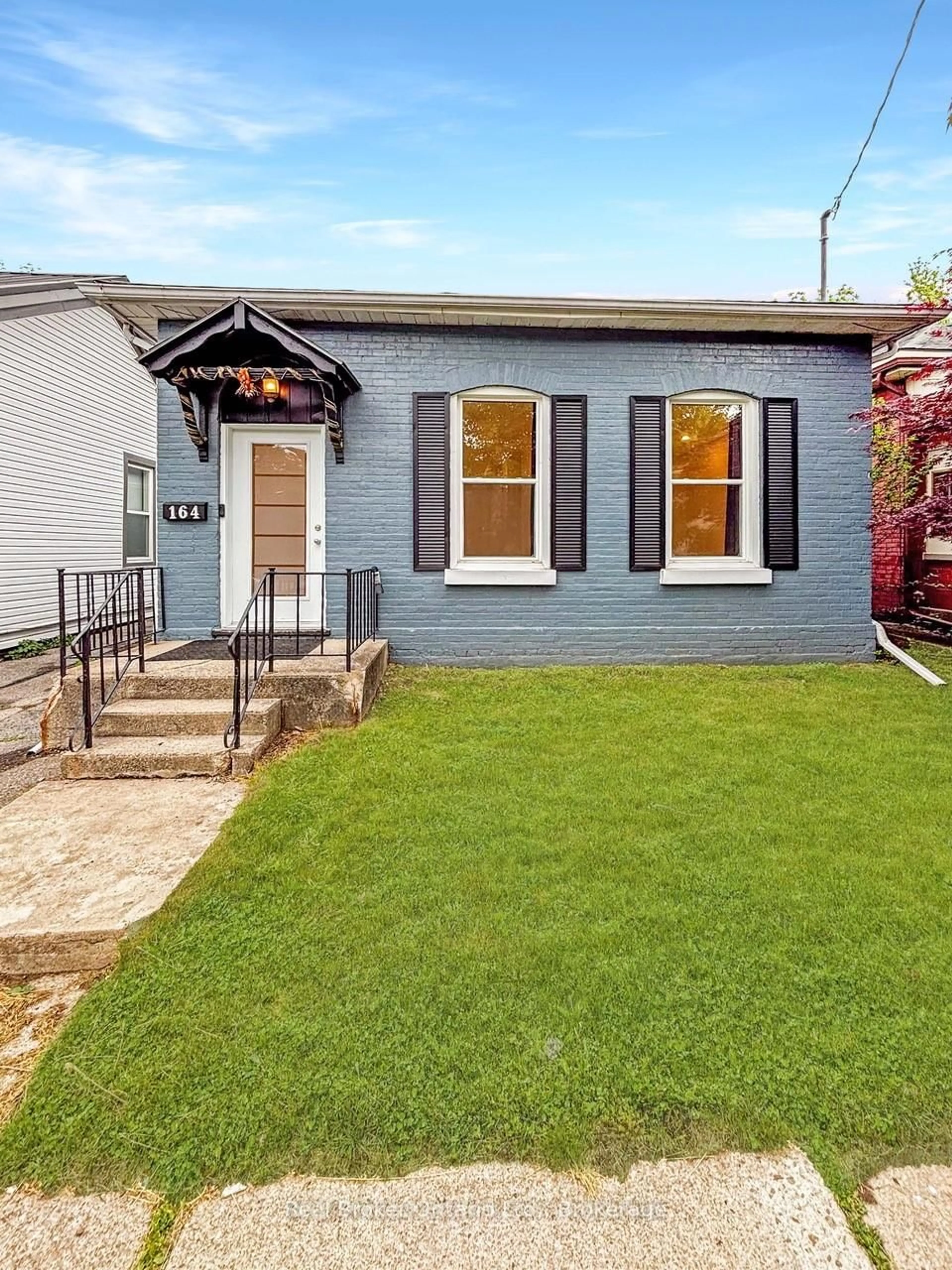 Home with vinyl exterior material, street for 164 Nelson St, Brant Ontario N3S 4B6