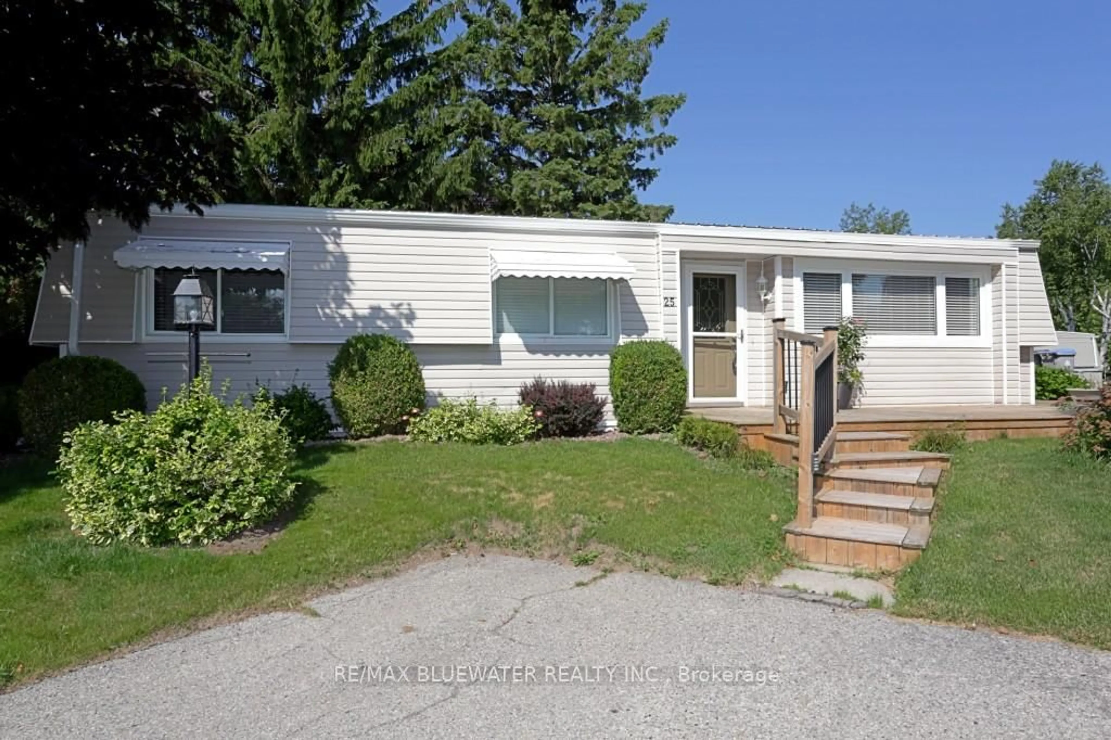 Home with vinyl exterior material, street for 25 Maple Grove Crt, South Huron Ontario N0M 1T0