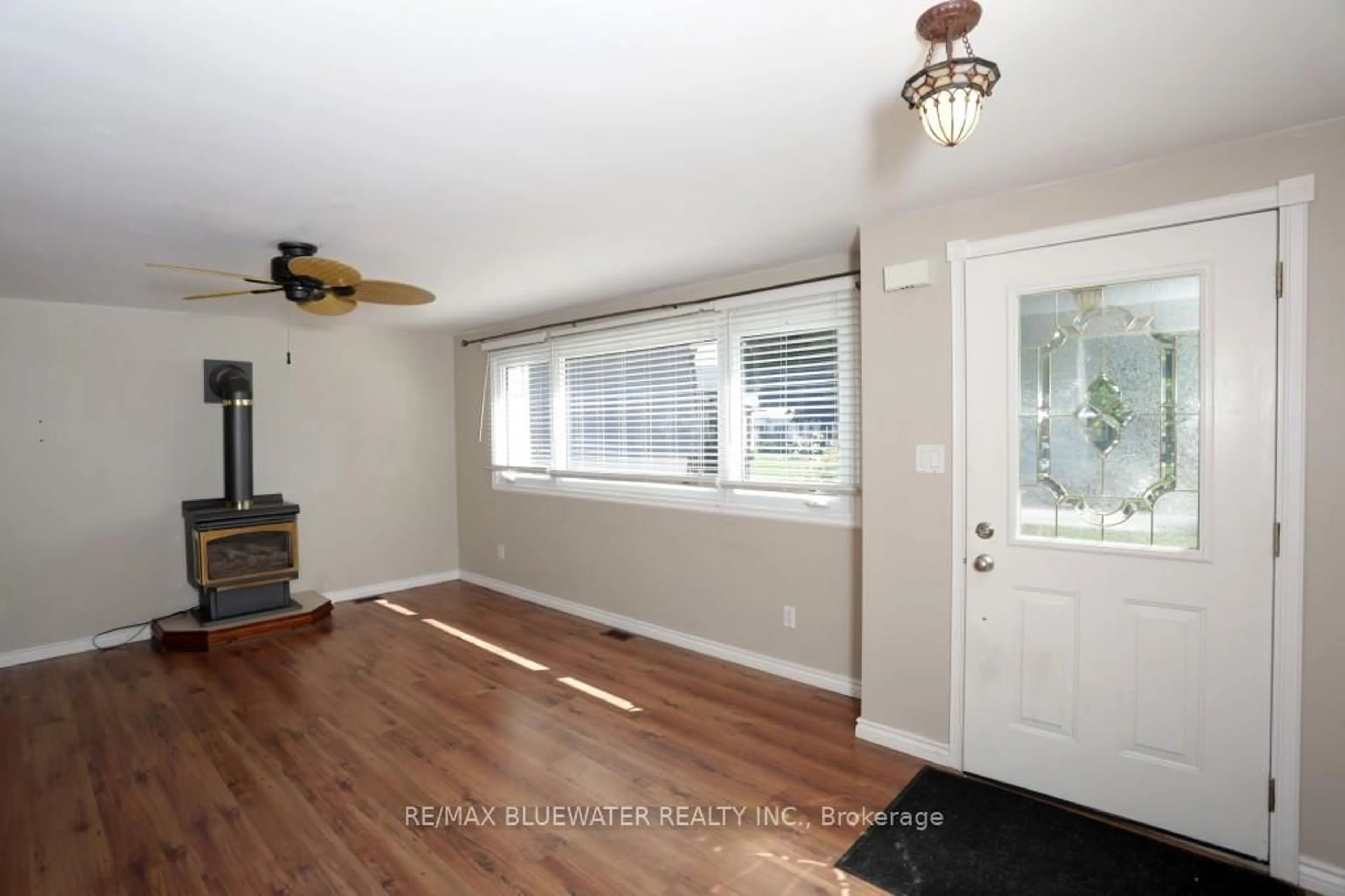 A pic of a room for 25 Maple Grove Crt, South Huron Ontario N0M 1T0