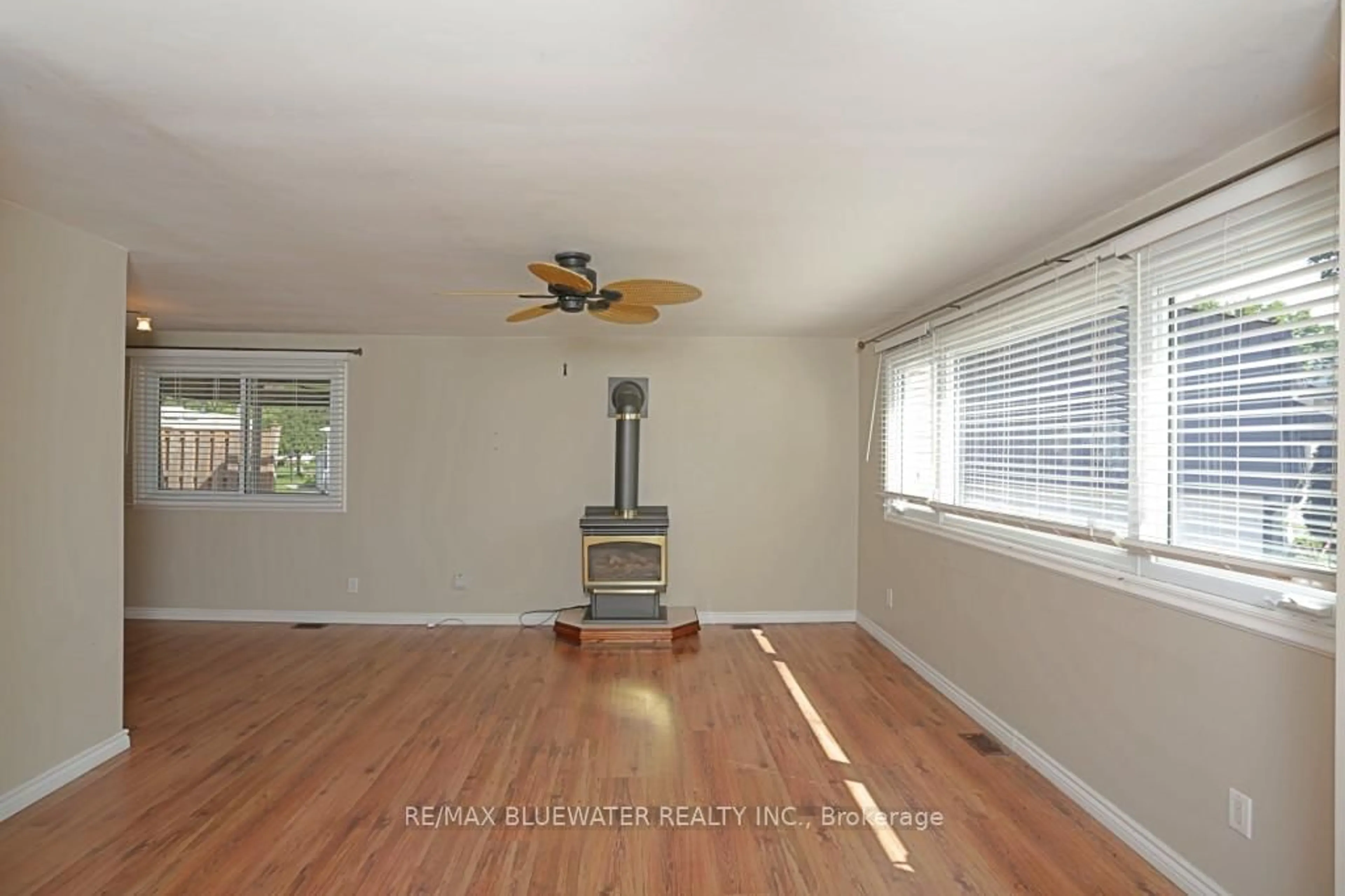 A pic of a room for 25 Maple Grove Crt, South Huron Ontario N0M 1T0