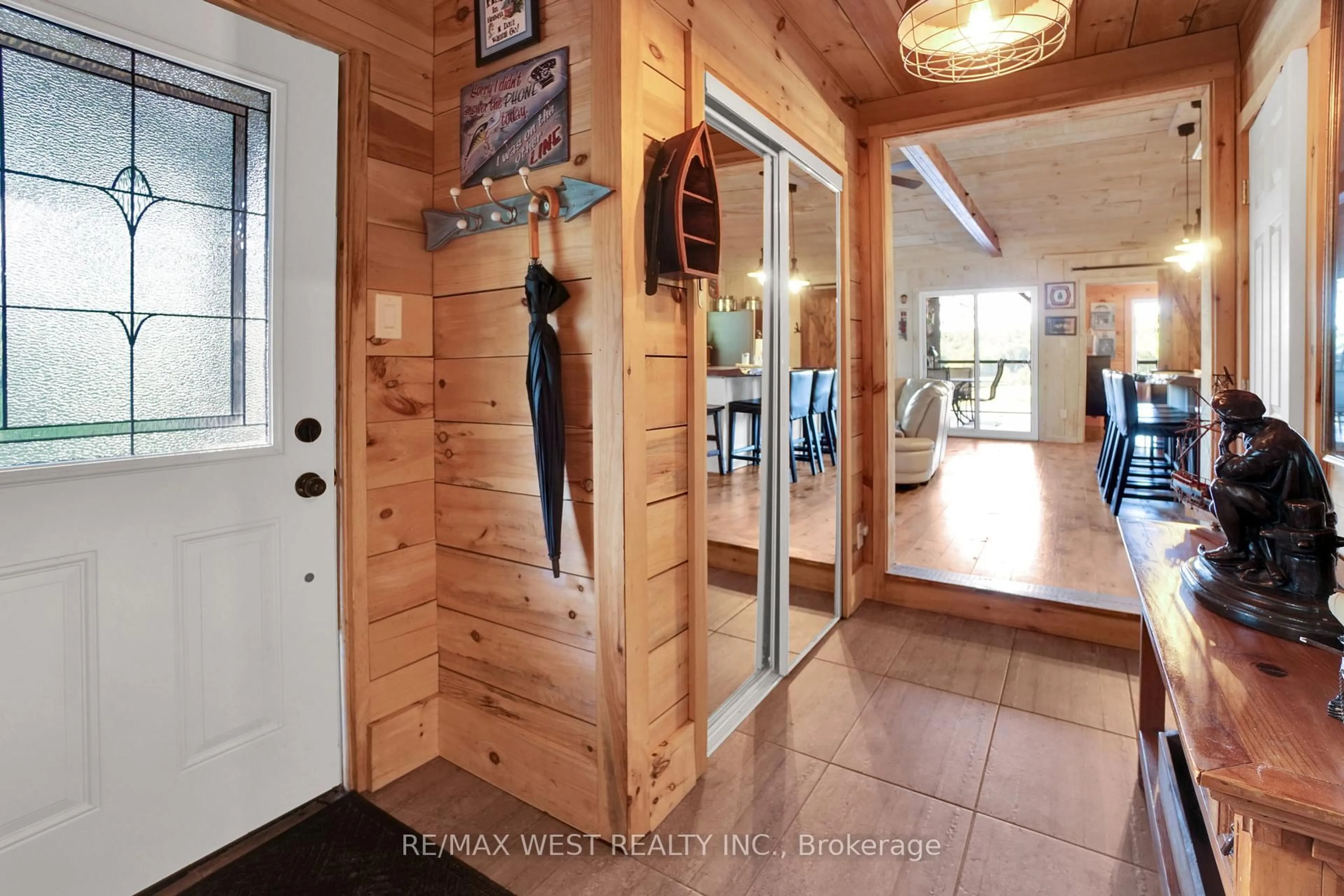 Indoor entryway for 18 Inverlochy Rd, Carling Ontario P0G 1G0