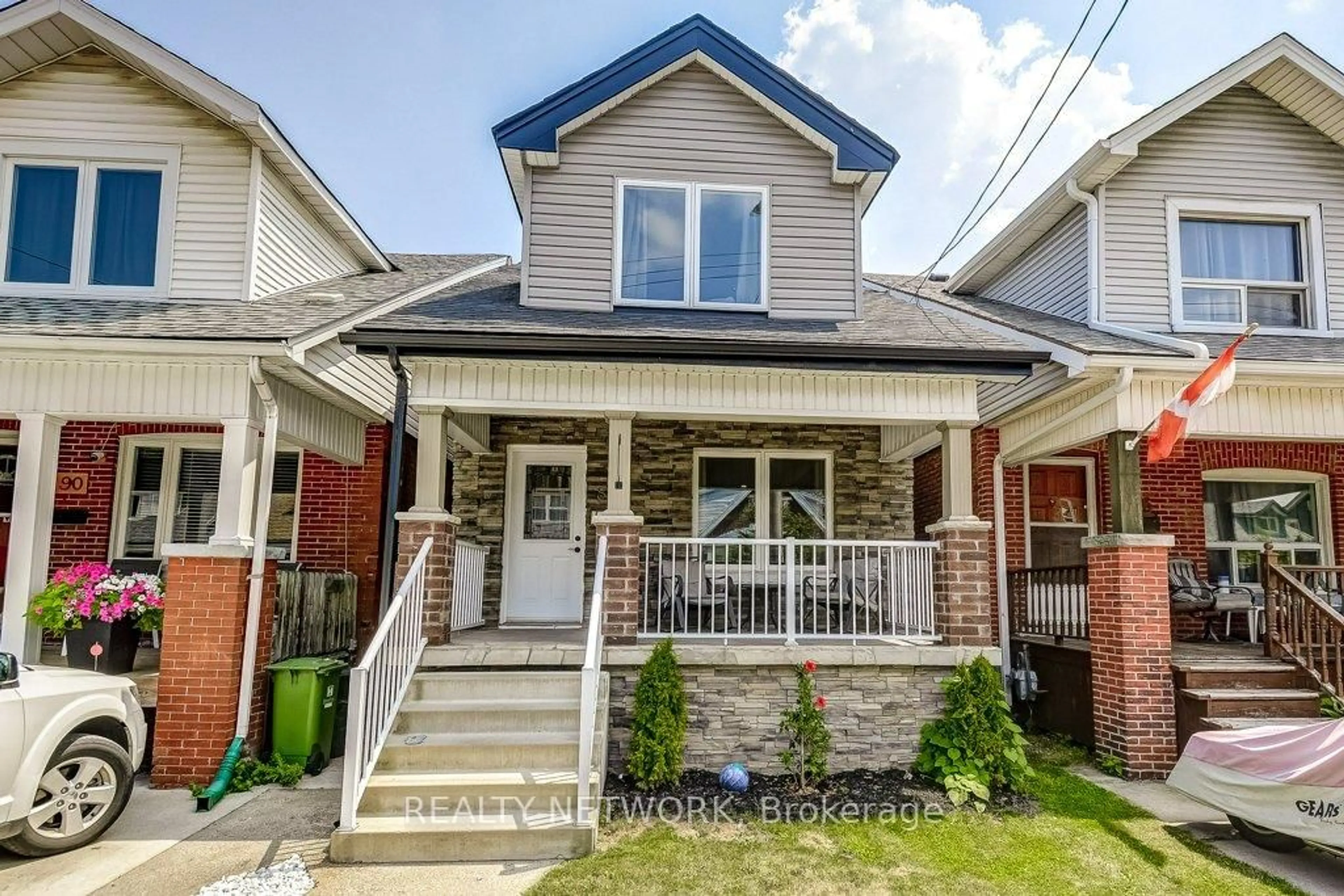 Home with brick exterior material, street for 88 Rosslyn Ave, Hamilton Ontario L8L 7P4