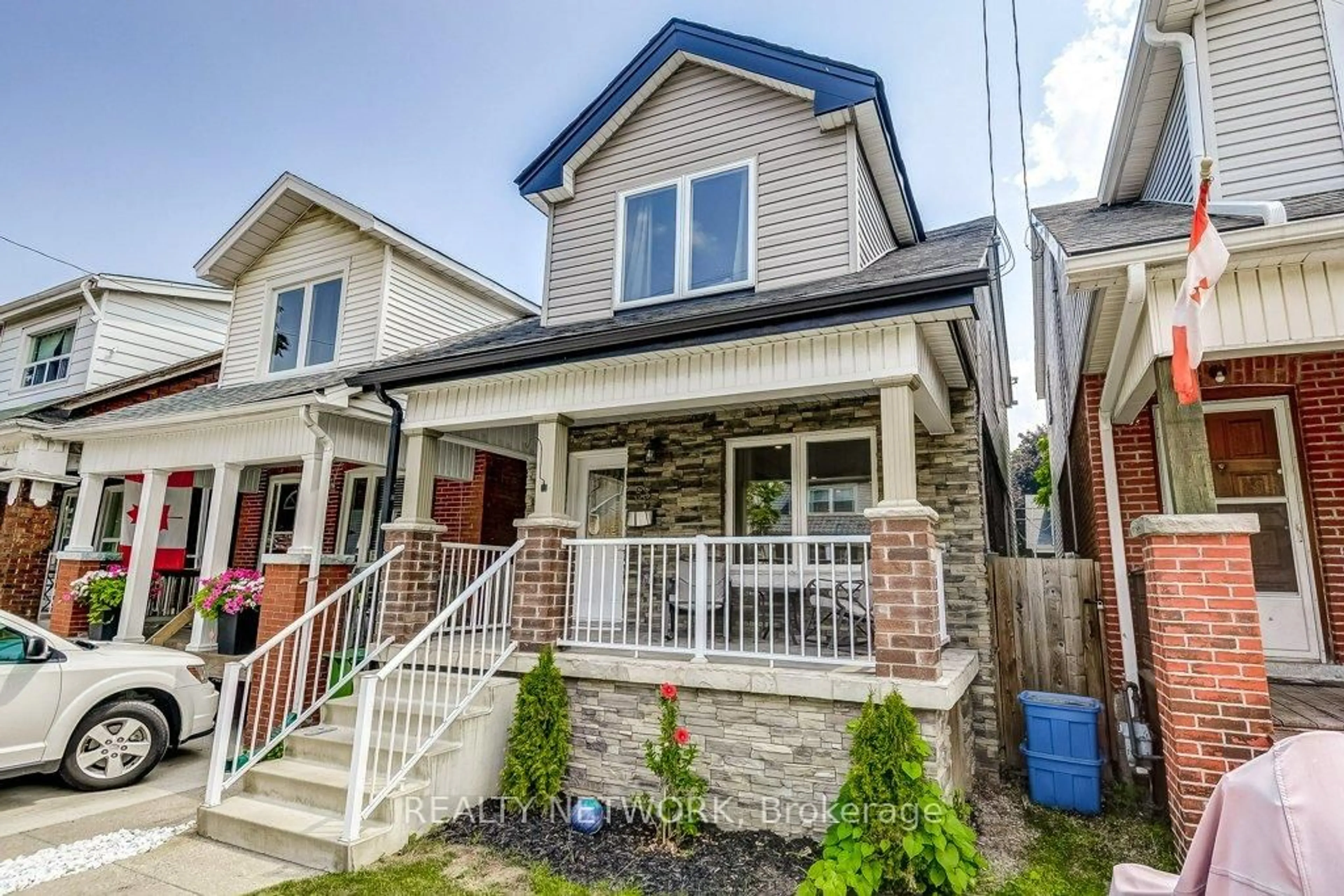 Home with brick exterior material, street for 88 Rosslyn Ave, Hamilton Ontario L8L 7P4